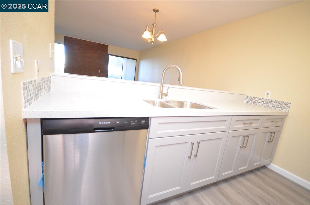 Detail Gallery Image 5 of 15 For 1391 Monument Blvd #11,  Concord,  CA 94520 - 2 Beds | 1/1 Baths
