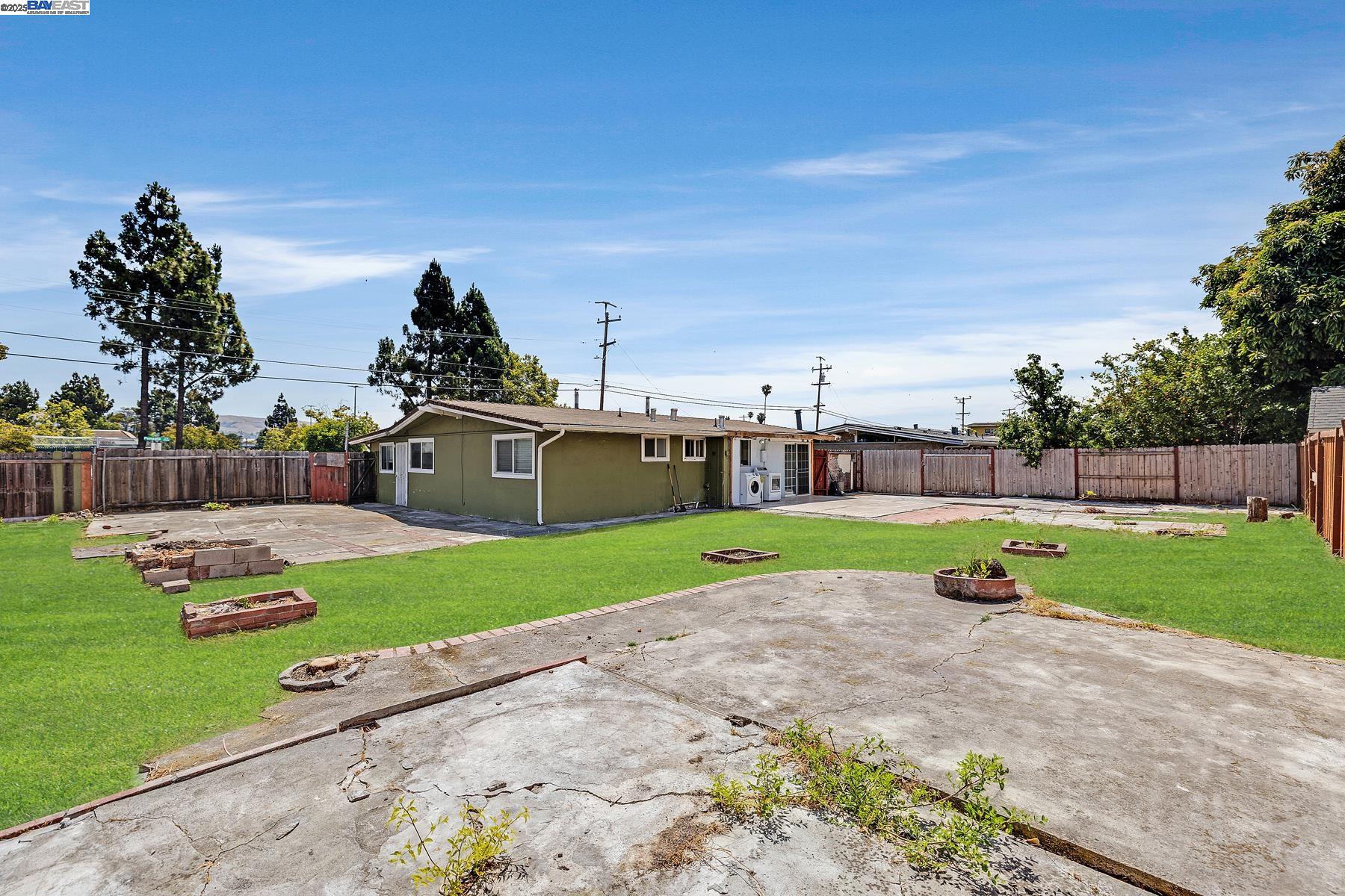 Detail Gallery Image 1 of 39 For 27629 Pompano Ave, Hayward,  CA 94544 - 3 Beds | 2 Baths