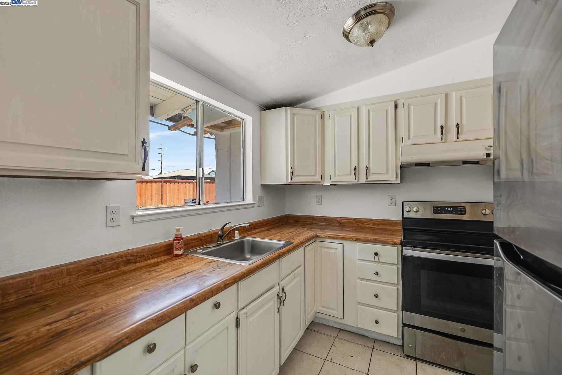 Detail Gallery Image 11 of 39 For 27629 Pompano Ave, Hayward,  CA 94544 - 3 Beds | 2 Baths