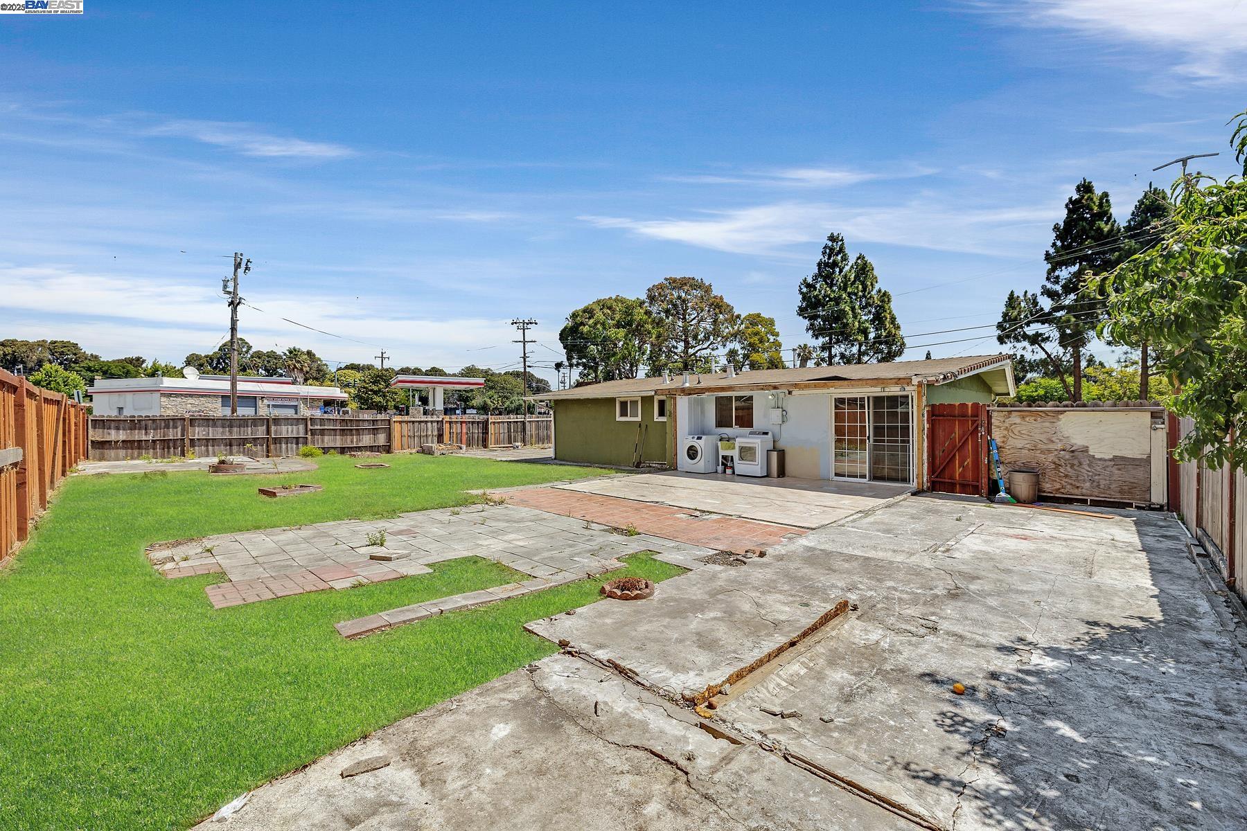 Detail Gallery Image 3 of 39 For 27629 Pompano Ave, Hayward,  CA 94544 - 3 Beds | 2 Baths
