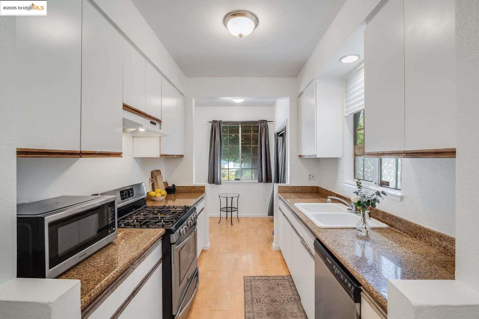 Detail Gallery Image 9 of 29 For 1486 Adeline St, Oakland,  CA 94607 - 3 Beds | 2/1 Baths