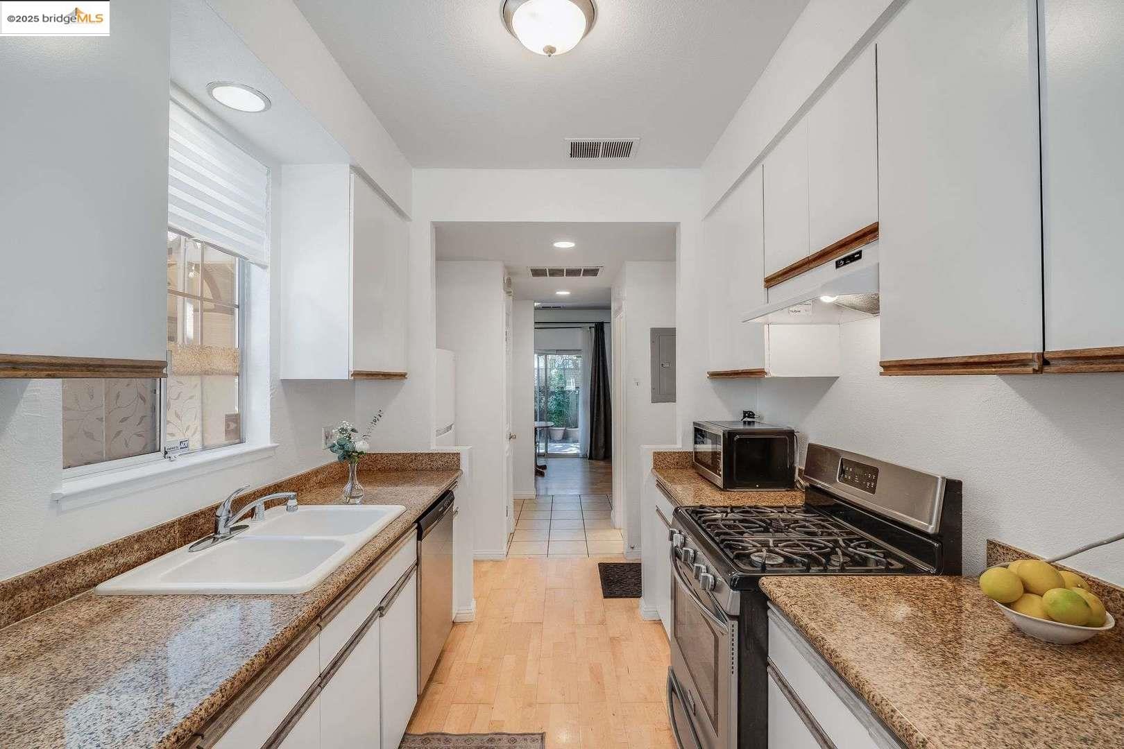 Detail Gallery Image 10 of 29 For 1486 Adeline St, Oakland,  CA 94607 - 3 Beds | 2/1 Baths