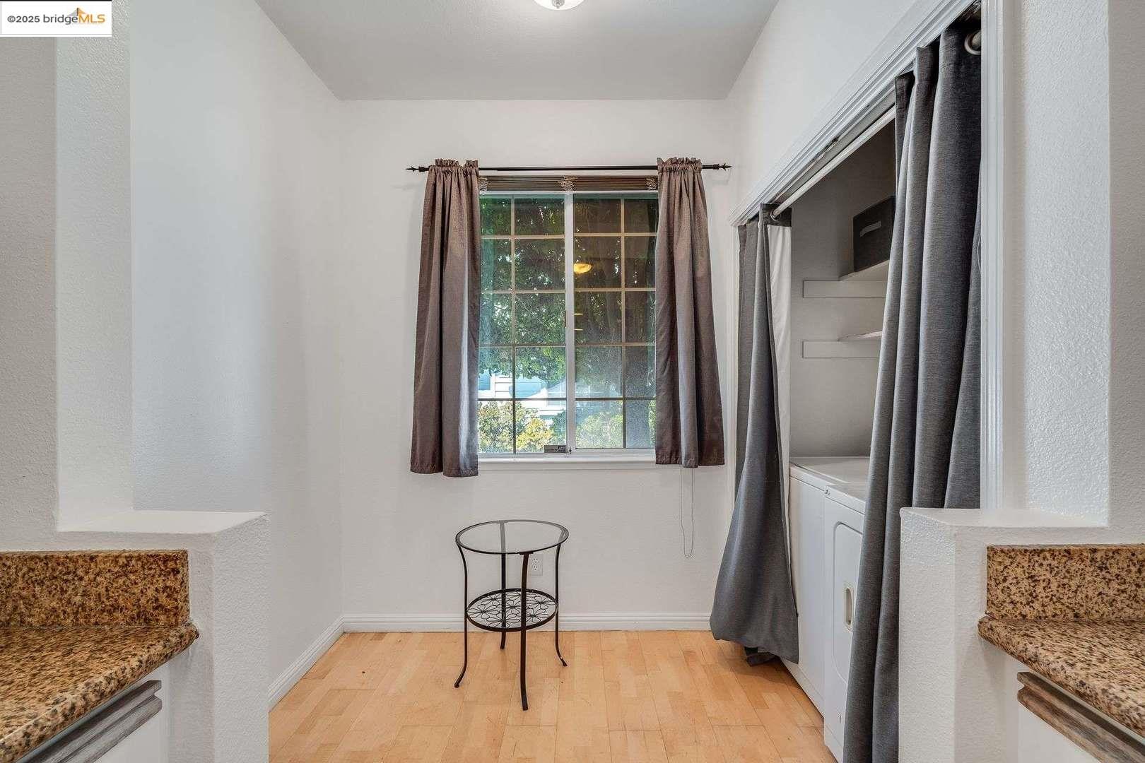 Detail Gallery Image 11 of 29 For 1486 Adeline St, Oakland,  CA 94607 - 3 Beds | 2/1 Baths