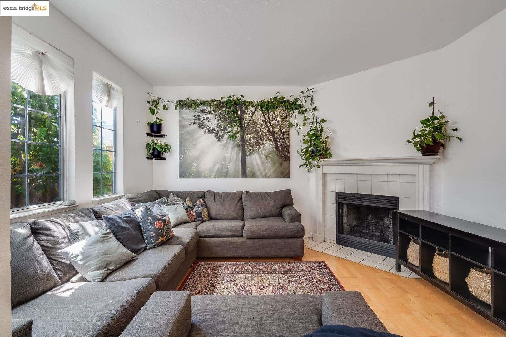 Detail Gallery Image 4 of 29 For 1486 Adeline St, Oakland,  CA 94607 - 3 Beds | 2/1 Baths