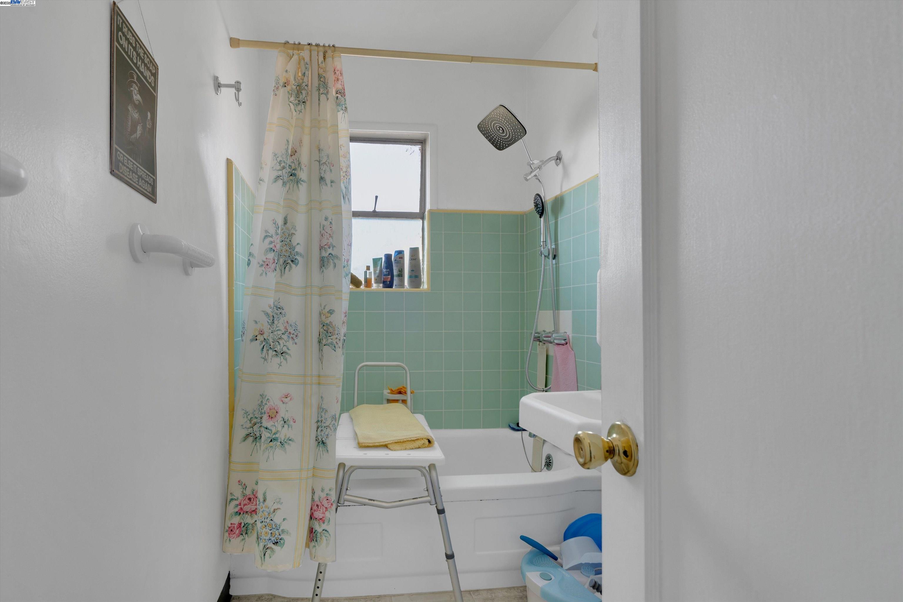Detail Gallery Image 4 of 28 For 1916 E 30th St, Oakland,  CA 94606 - – Beds | – Baths