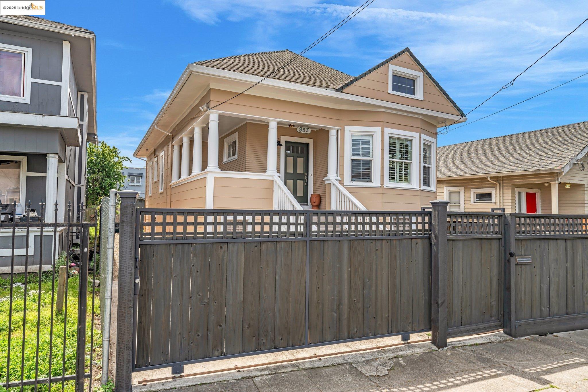 Detail Gallery Image 2 of 60 For 953 34th St, Oakland,  CA 94608 - 3 Beds | 2/1 Baths