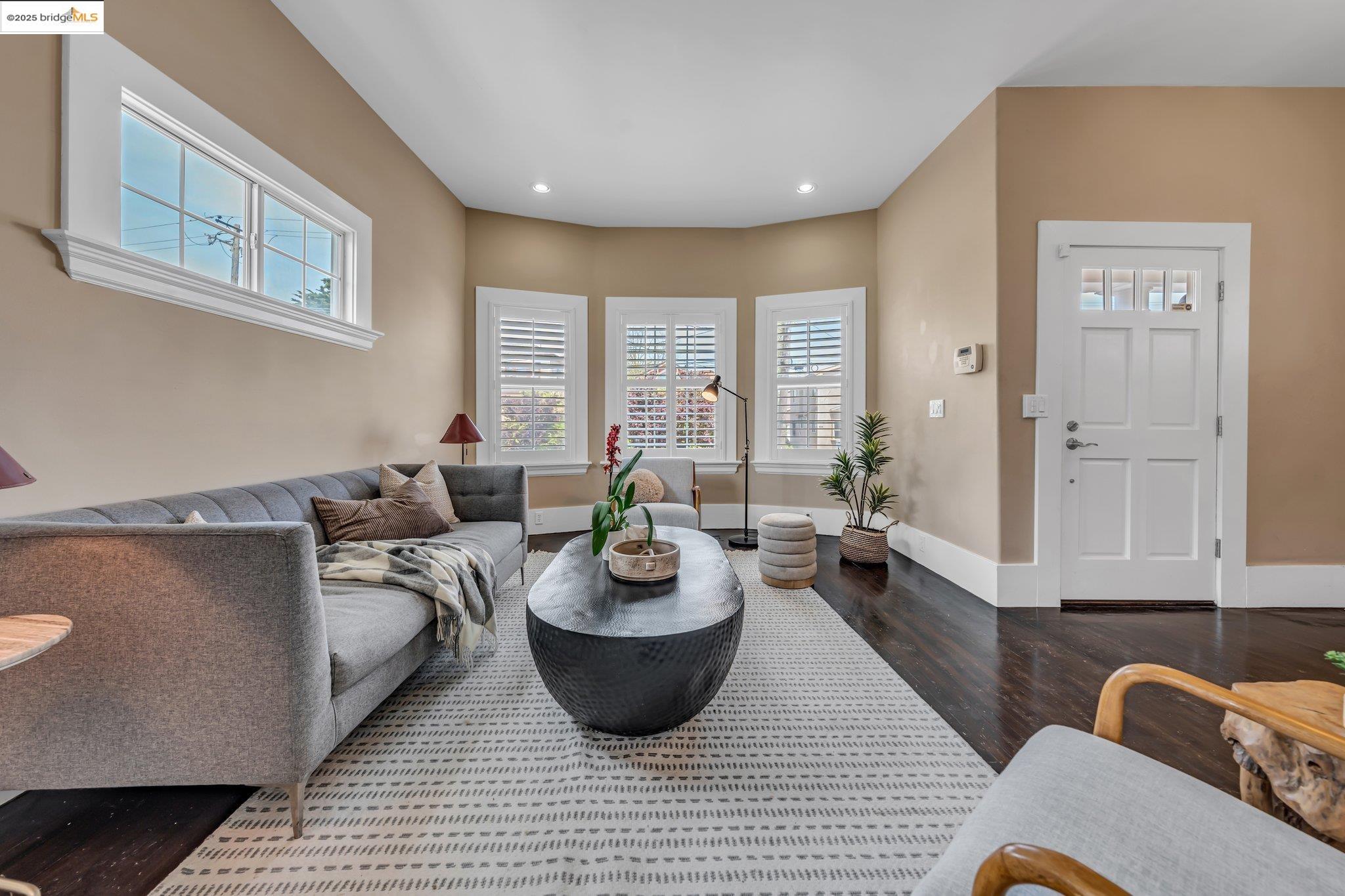 Detail Gallery Image 12 of 60 For 953 34th St, Oakland,  CA 94608 - 3 Beds | 2/1 Baths