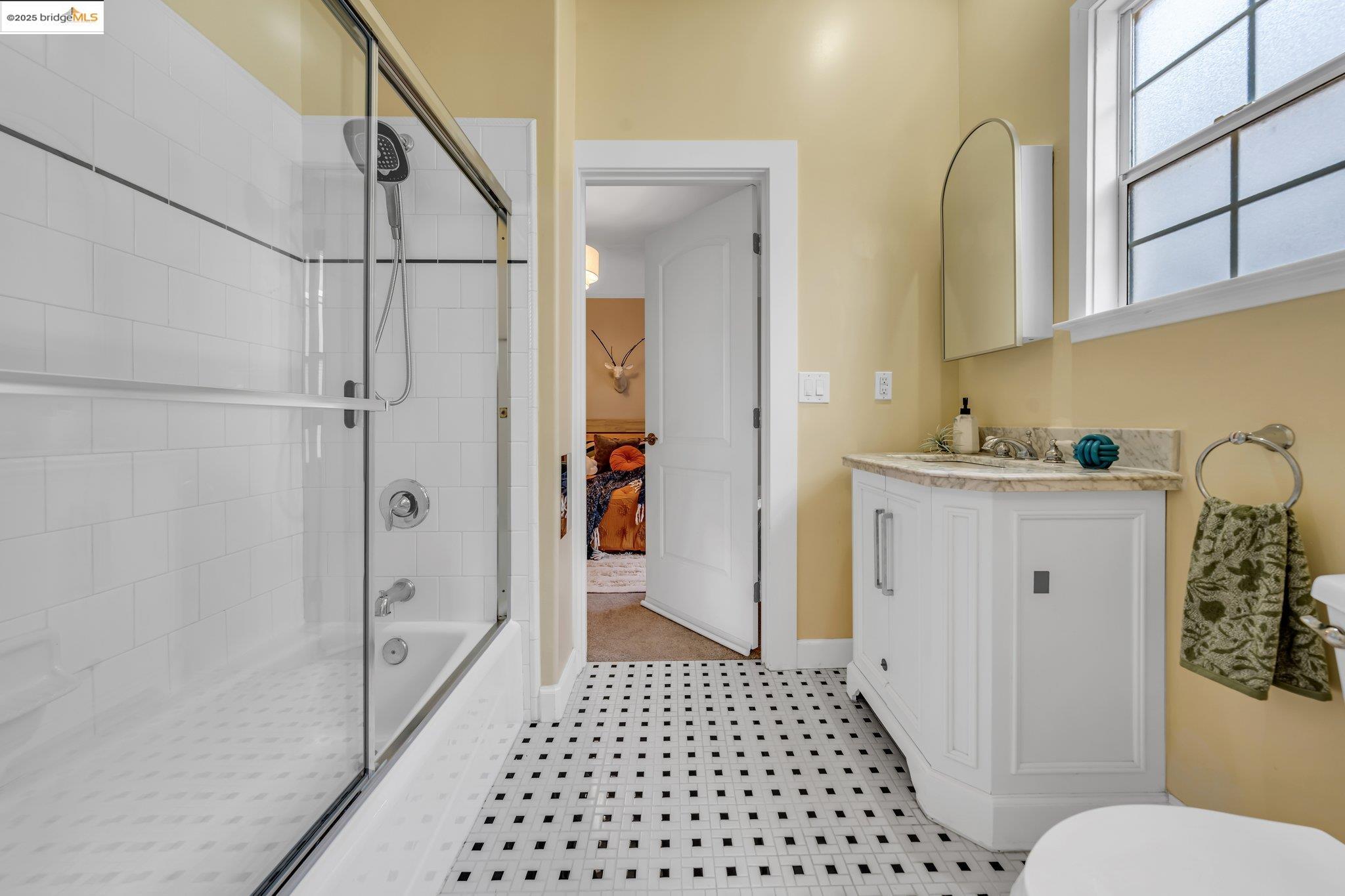 Detail Gallery Image 23 of 60 For 953 34th St, Oakland,  CA 94608 - 3 Beds | 2/1 Baths