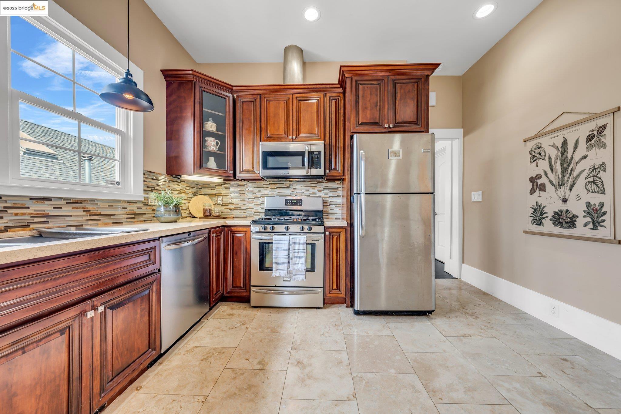 Detail Gallery Image 28 of 60 For 953 34th St, Oakland,  CA 94608 - 3 Beds | 2/1 Baths