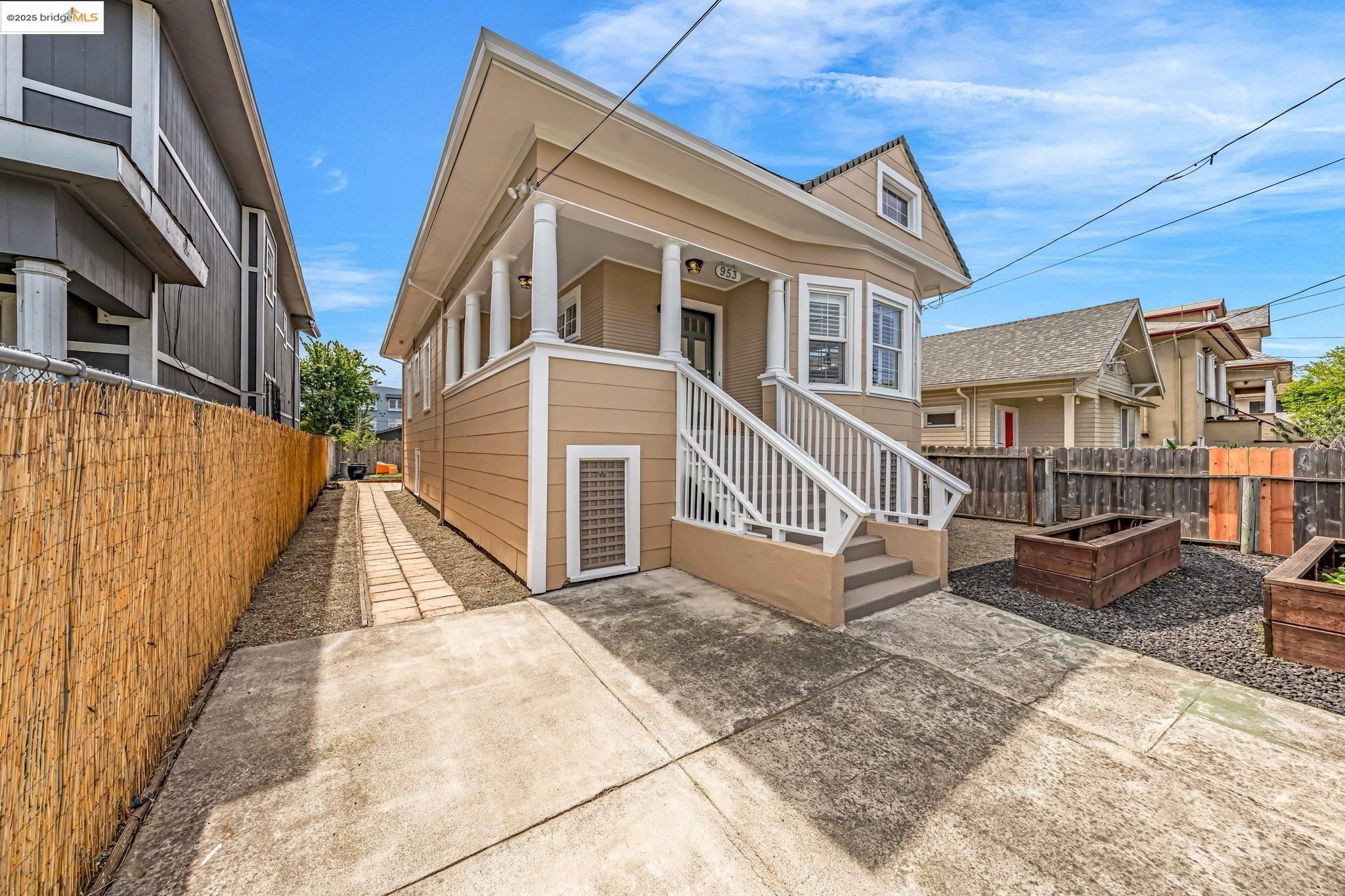 Detail Gallery Image 4 of 60 For 953 34th St, Oakland,  CA 94608 - 3 Beds | 2/1 Baths