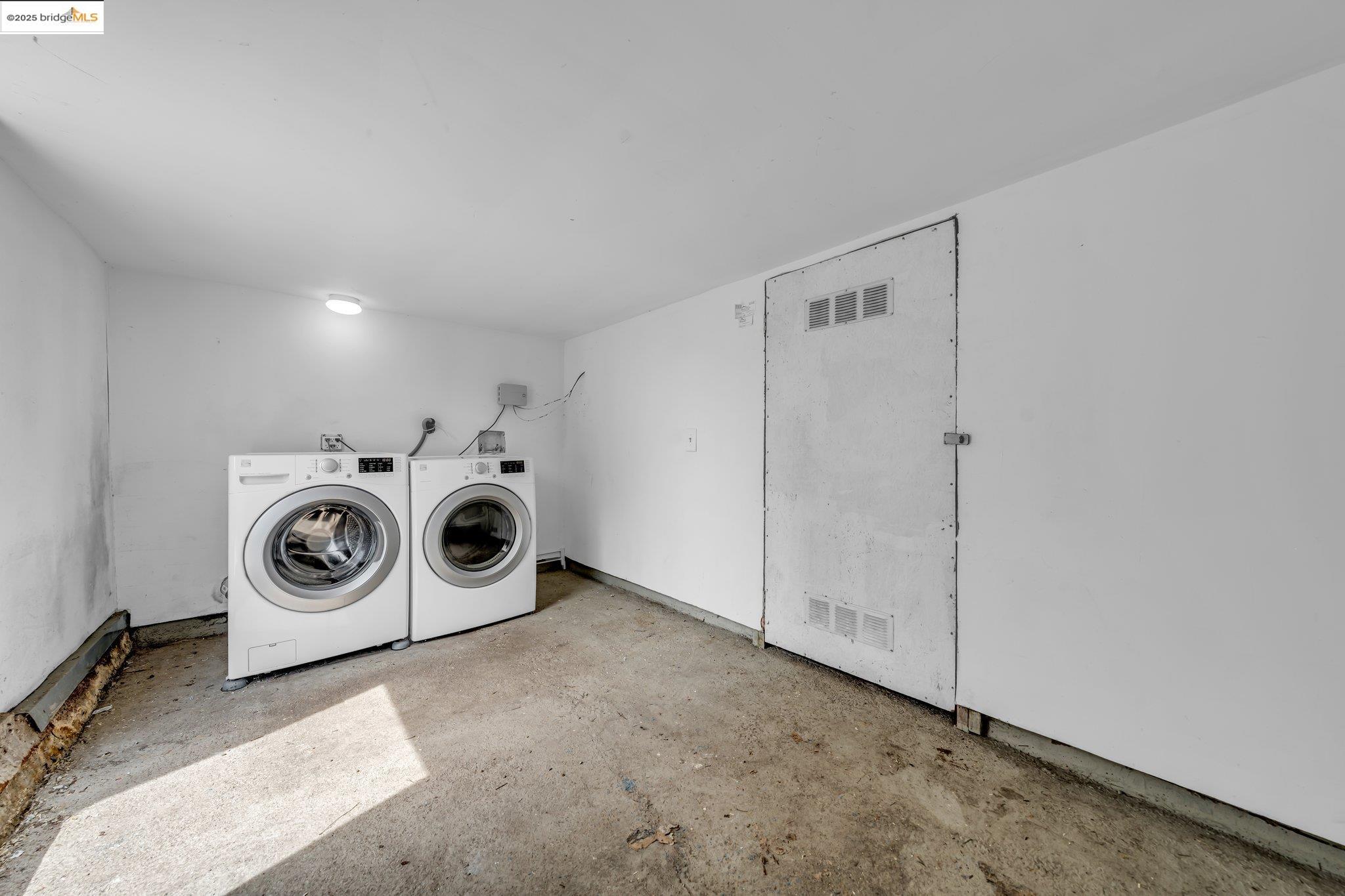 Detail Gallery Image 36 of 60 For 953 34th St, Oakland,  CA 94608 - 3 Beds | 2/1 Baths