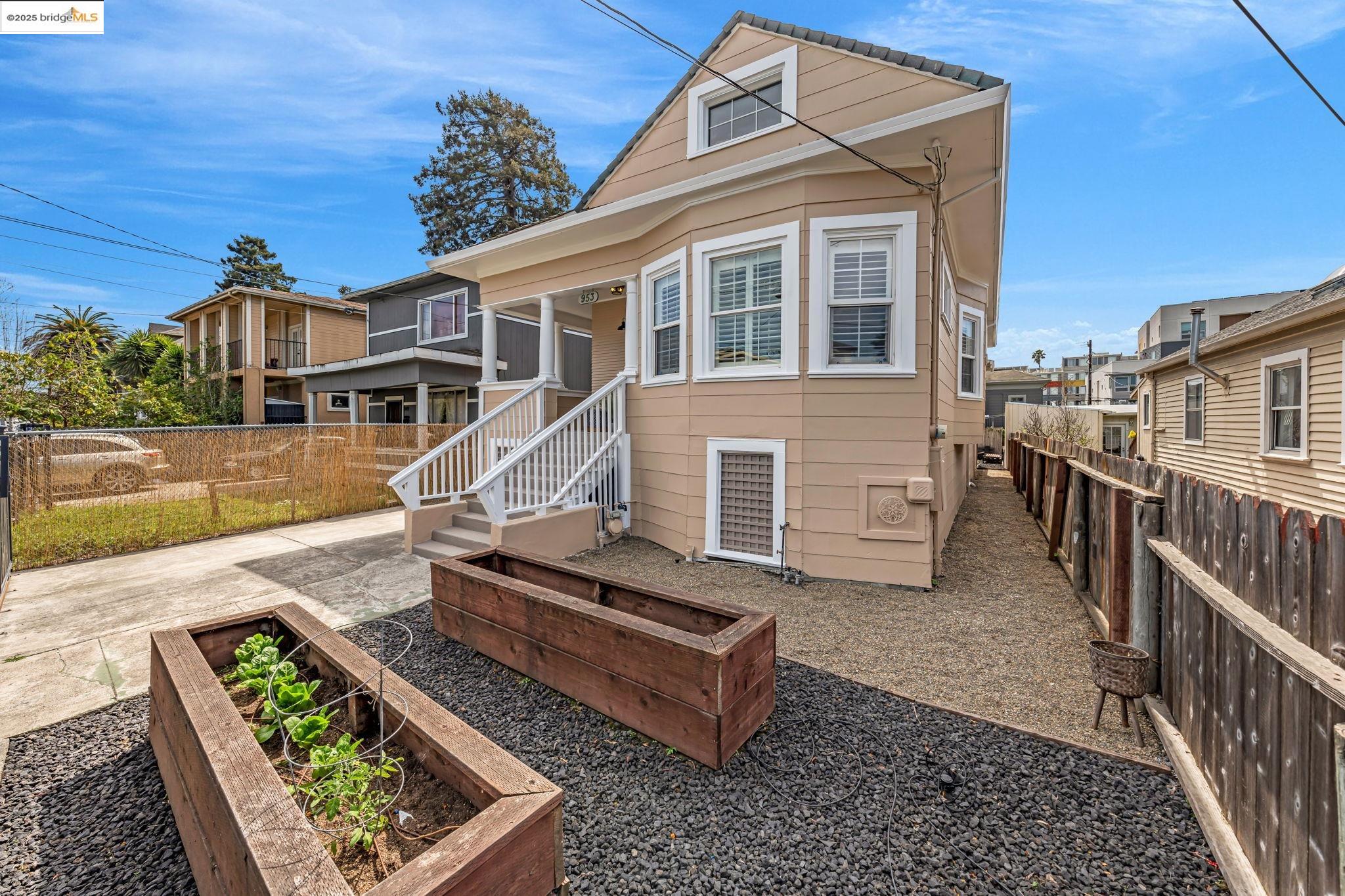 Detail Gallery Image 5 of 60 For 953 34th St, Oakland,  CA 94608 - 3 Beds | 2/1 Baths