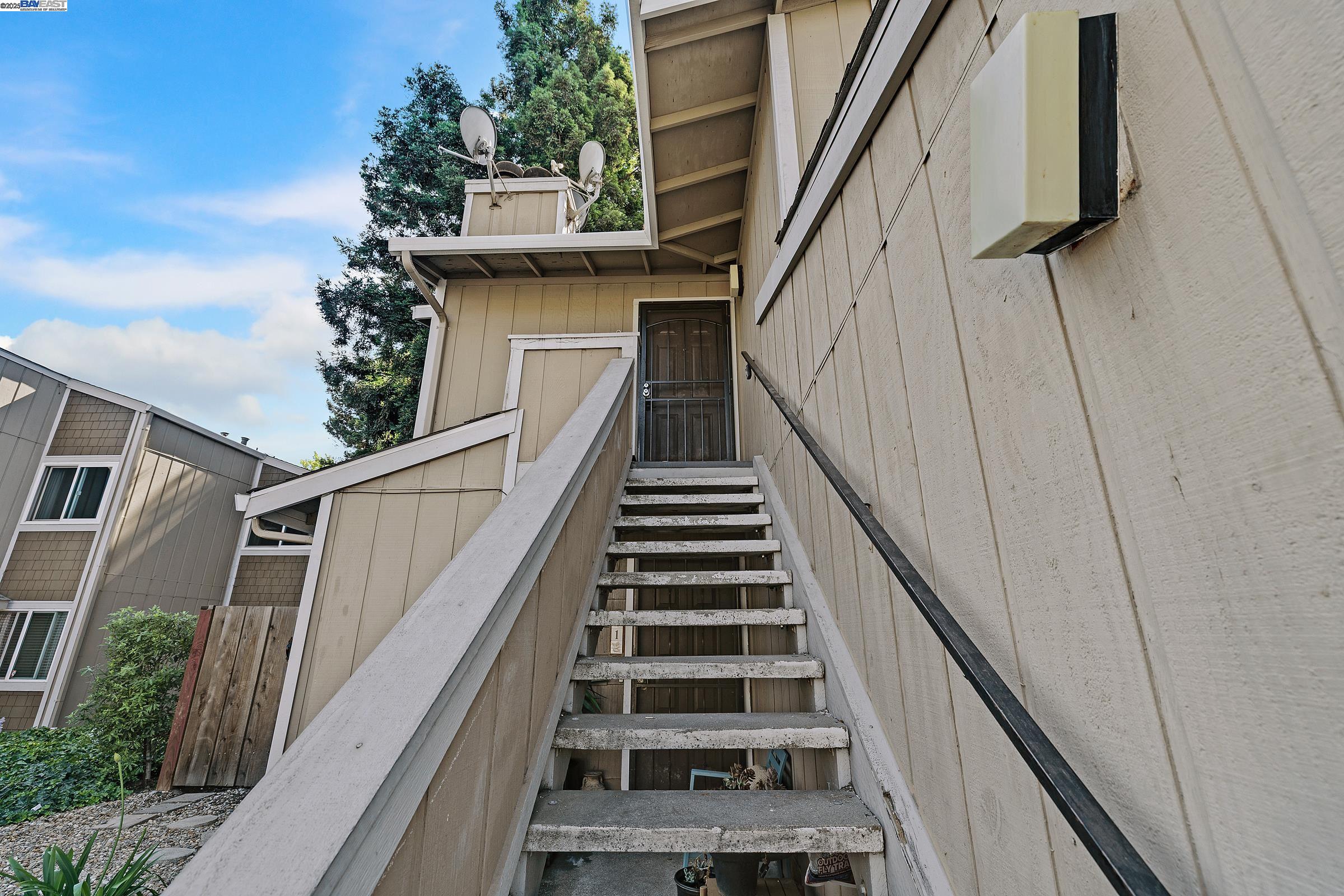 Detail Gallery Image 4 of 37 For 28325 Winn Ct #2,  Hayward,  CA 94544 - 2 Beds | 1 Baths