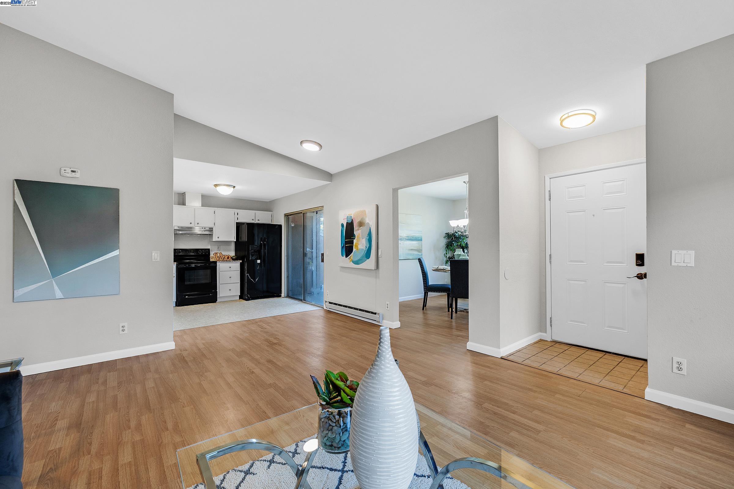 Detail Gallery Image 5 of 37 For 28325 Winn Ct #2,  Hayward,  CA 94544 - 2 Beds | 1 Baths