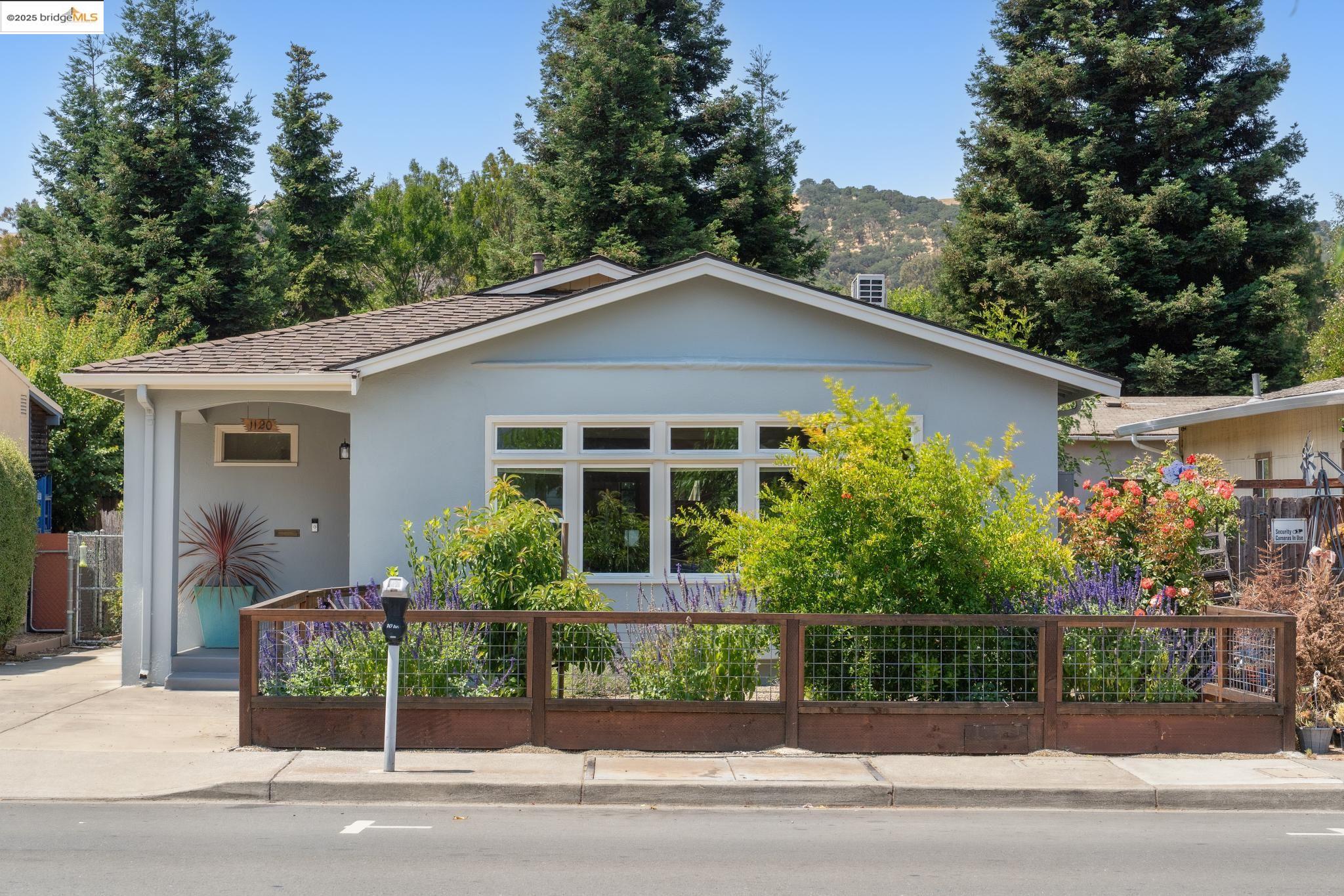 Detail Gallery Image 1 of 1 For 1120 Pine St, Martinez,  CA 94553 - 2 Beds | 1 Baths