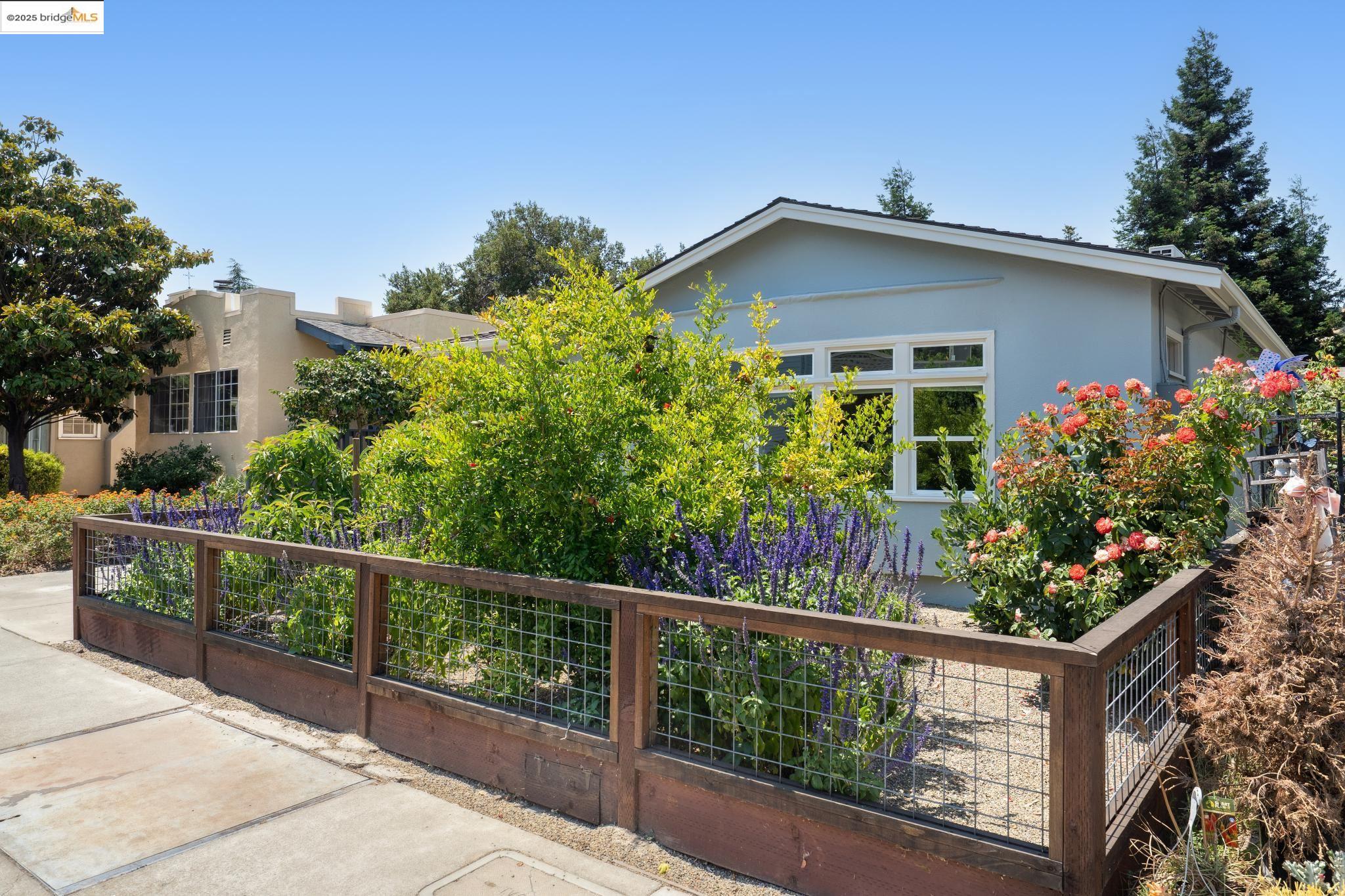 Detail Gallery Image 2 of 36 For 1120 Pine St, Martinez,  CA 94553 - 2 Beds | 1 Baths