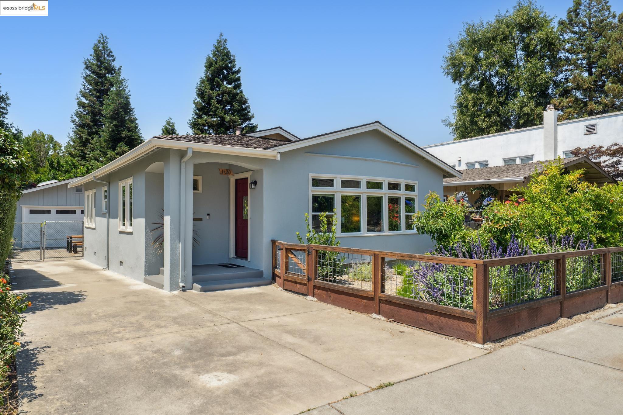 Detail Gallery Image 3 of 36 For 1120 Pine St, Martinez,  CA 94553 - 2 Beds | 1 Baths