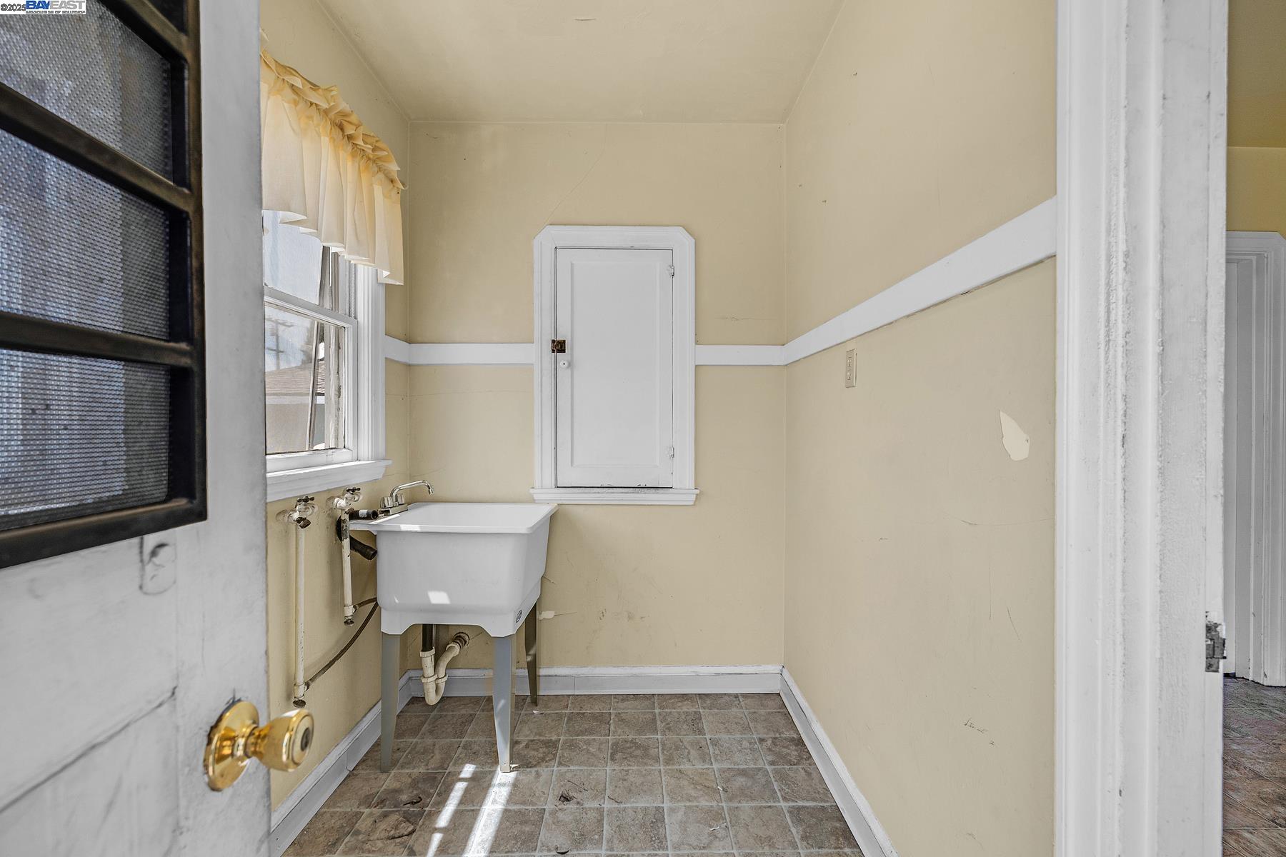 1755 Washington Ave, San Leandro, California 94577, ,Commercial Sale,For Sale,1755 Washington Ave,41104852