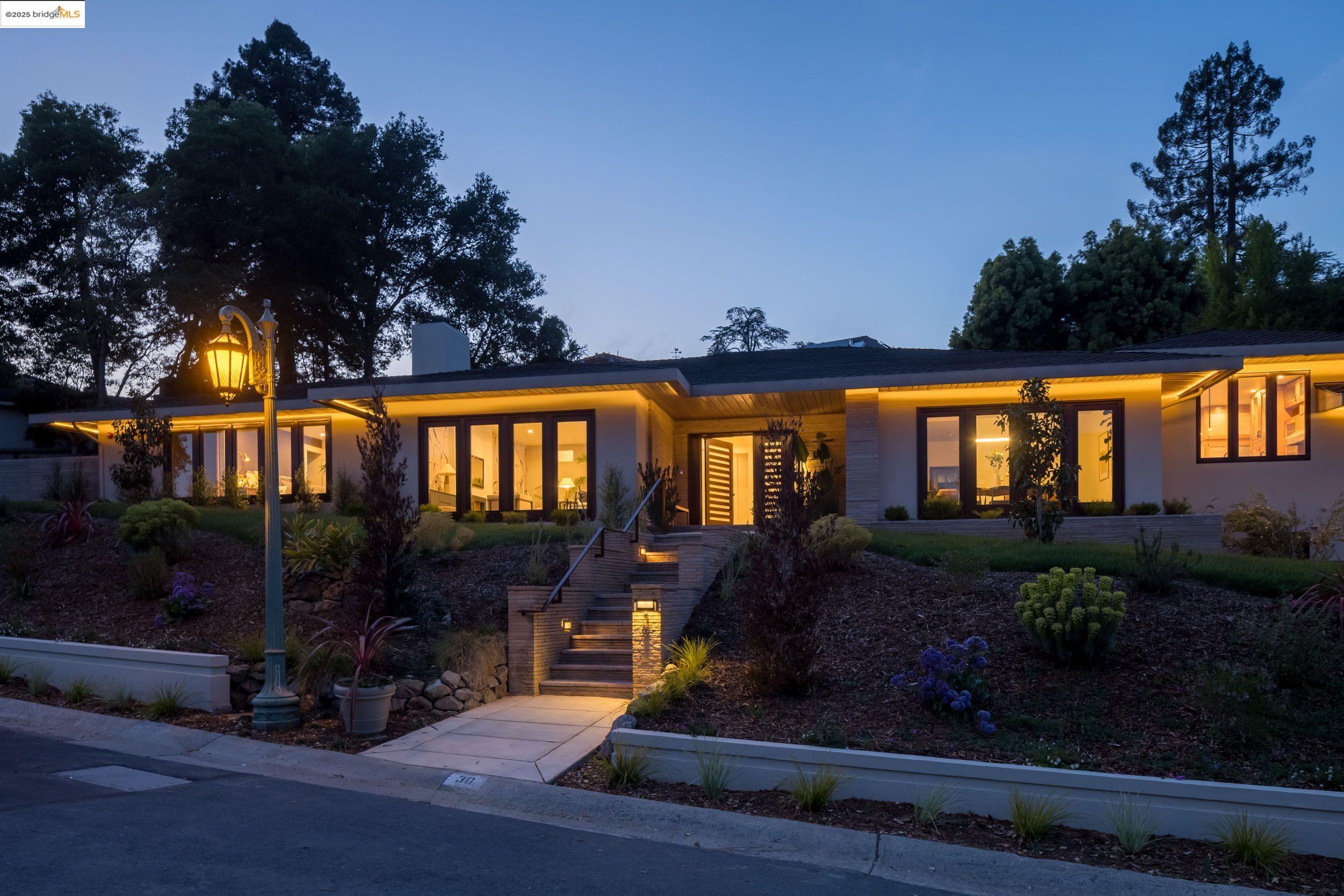 Detail Gallery Image 1 of 1 For 30 Lincolnshire Dr, Oakland,  CA 94618 - 4 Beds | 4/2 Baths
