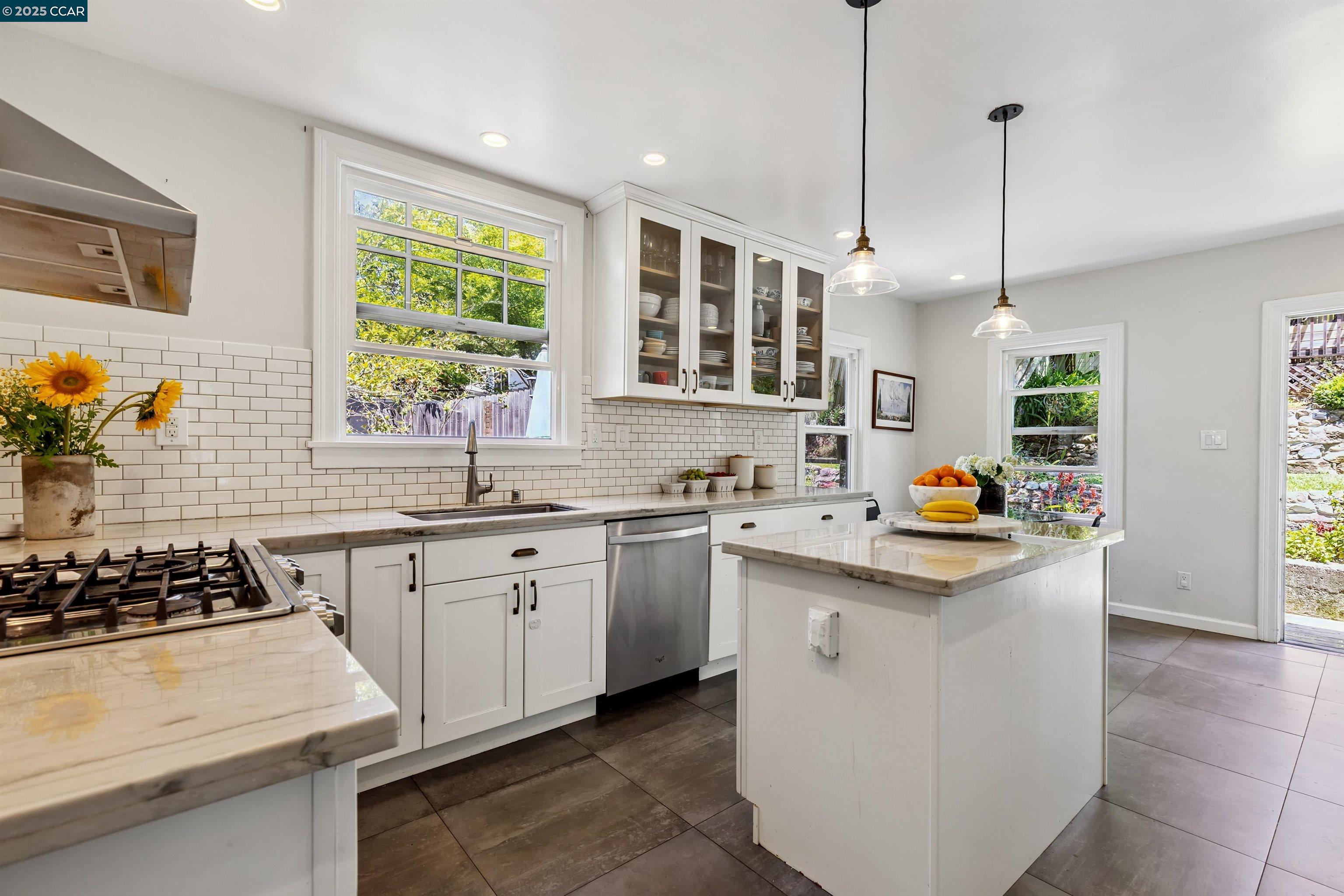 1048 Leo Way, Oakland, California 94611, 4 Bedrooms Bedrooms, 7 Rooms Rooms,2 BathroomsBathrooms,Residential Lease,For Rent,1048 Leo Way,41104865