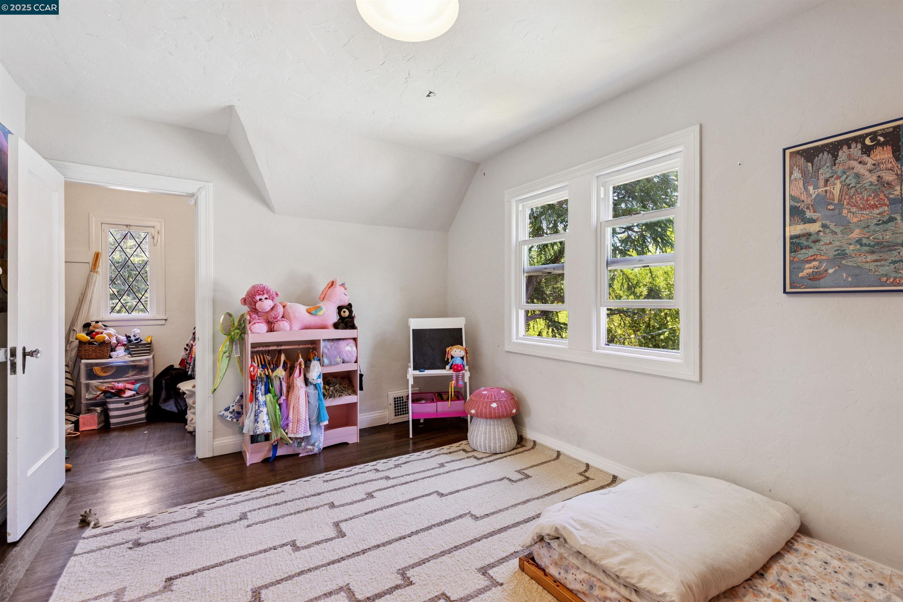 1048 Leo Way, Oakland, California 94611, 4 Bedrooms Bedrooms, 7 Rooms Rooms,2 BathroomsBathrooms,Residential Lease,For Rent,1048 Leo Way,41104865