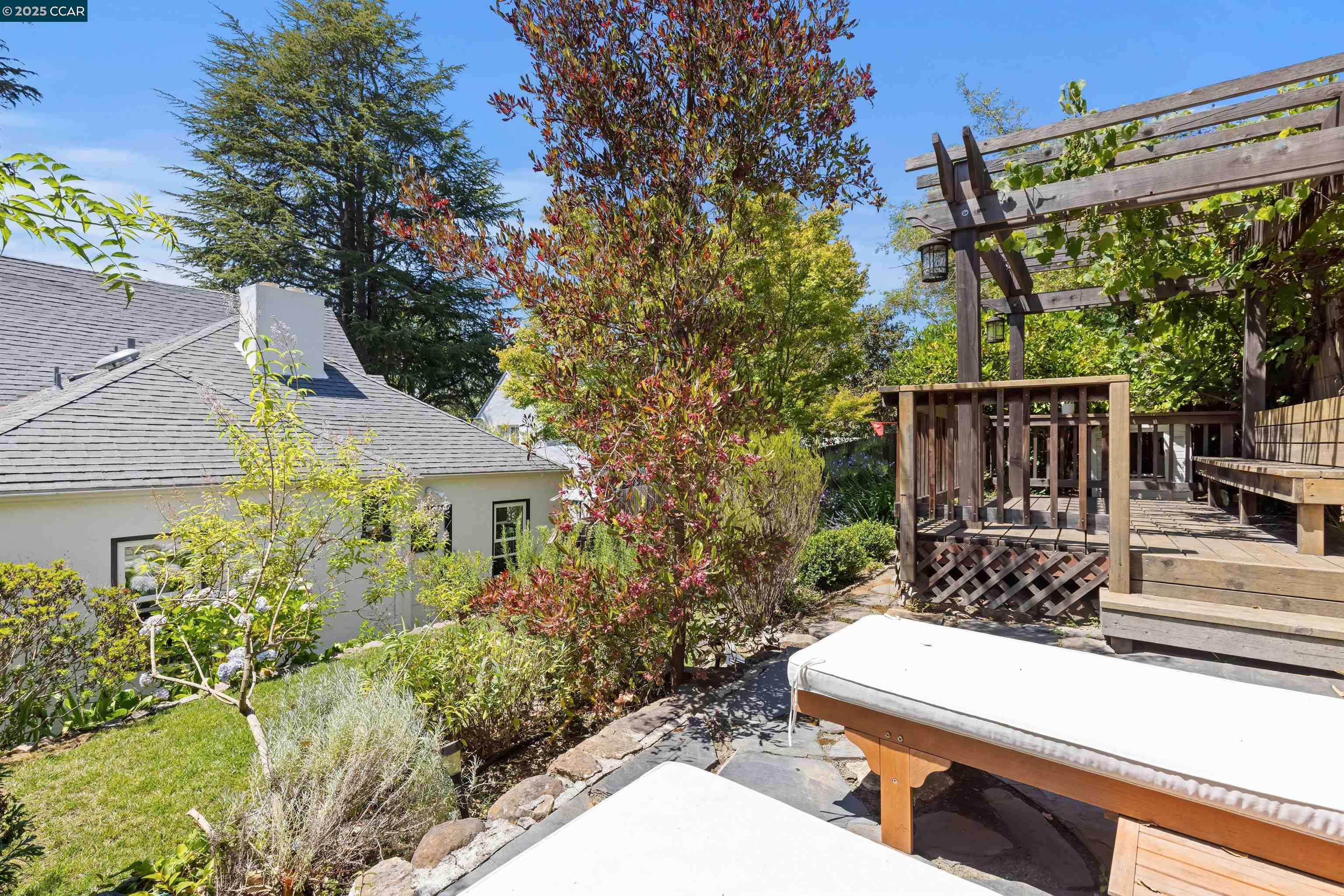 1048 Leo Way, Oakland, California 94611, 4 Bedrooms Bedrooms, 7 Rooms Rooms,2 BathroomsBathrooms,Residential Lease,For Rent,1048 Leo Way,41104865