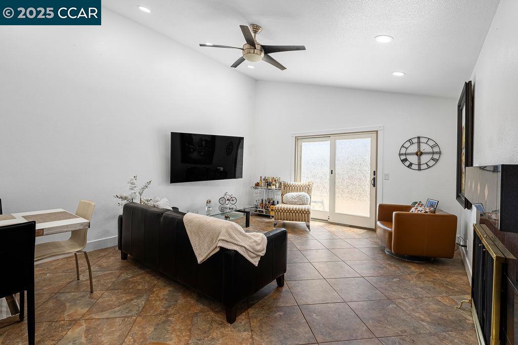 Detail Gallery Image 16 of 35 For 640 Elsa Dr, Santa Rosa,  CA 95407 - 3 Beds | 2 Baths