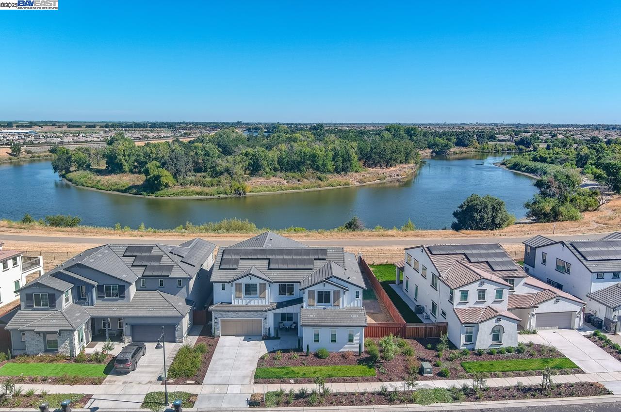 Detail Gallery Image 2 of 51 For 713 River Bend Dr, Lathrop,  CA 95330 - 6 Beds | 5/1 Baths