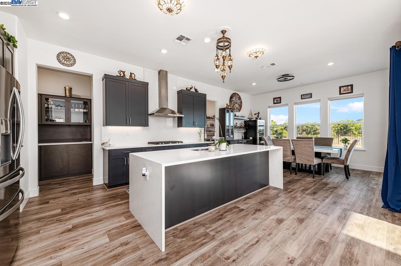 Detail Gallery Image 7 of 51 For 713 River Bend Dr, Lathrop,  CA 95330 - 6 Beds | 5/1 Baths