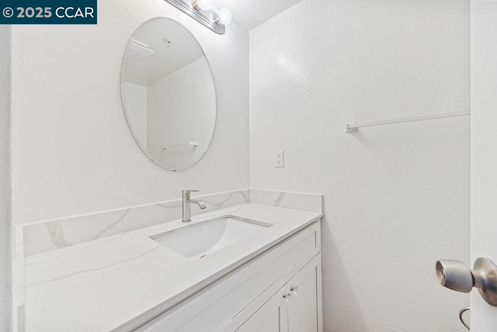 16472 Foothill Blvd, San Leandro, California 94578, 2 Bedrooms Bedrooms, 5 Rooms Rooms,1 BathroomBathrooms,Residential Lease,For Rent,16472 Foothill Blvd,41104874