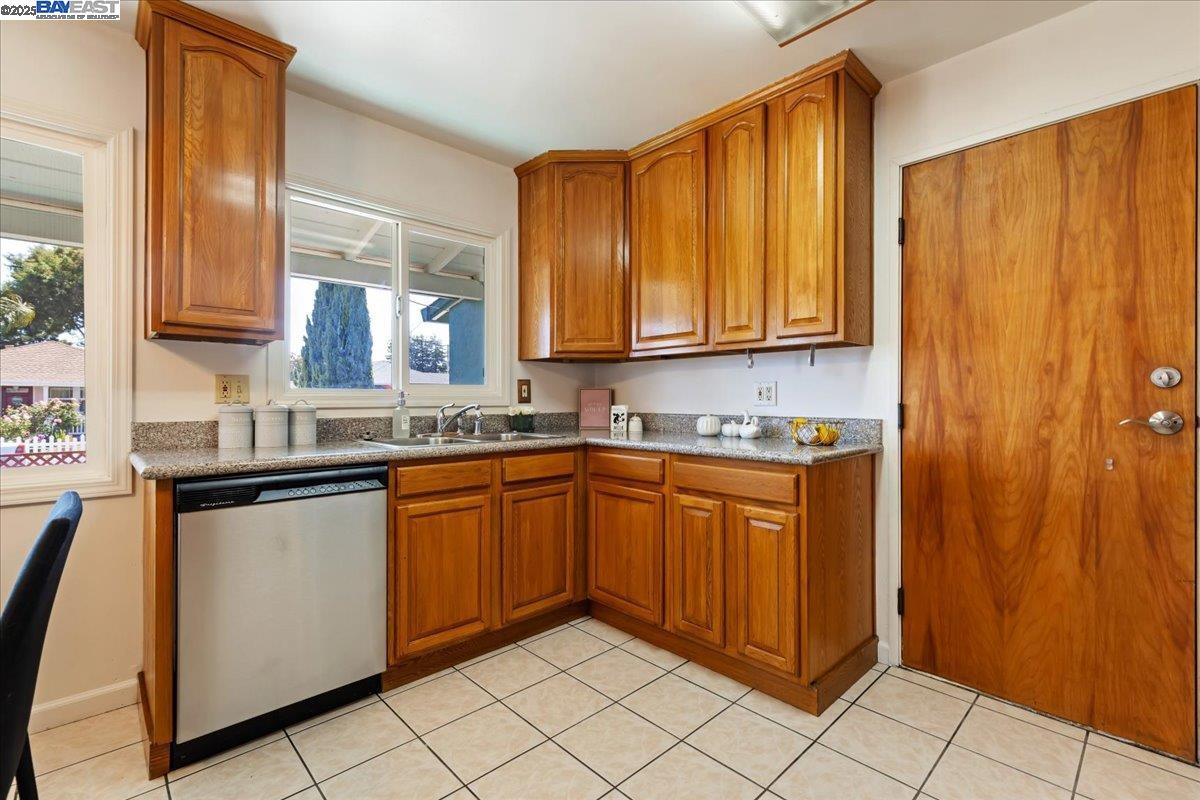 Detail Gallery Image 11 of 24 For 36850 Birch St, Newark,  CA 94560 - 3 Beds | 1 Baths