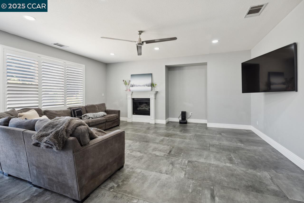 Detail Gallery Image 13 of 54 For 5039 Union Mine Drive, Antioch,  CA 94531 - 6 Beds | 3 Baths