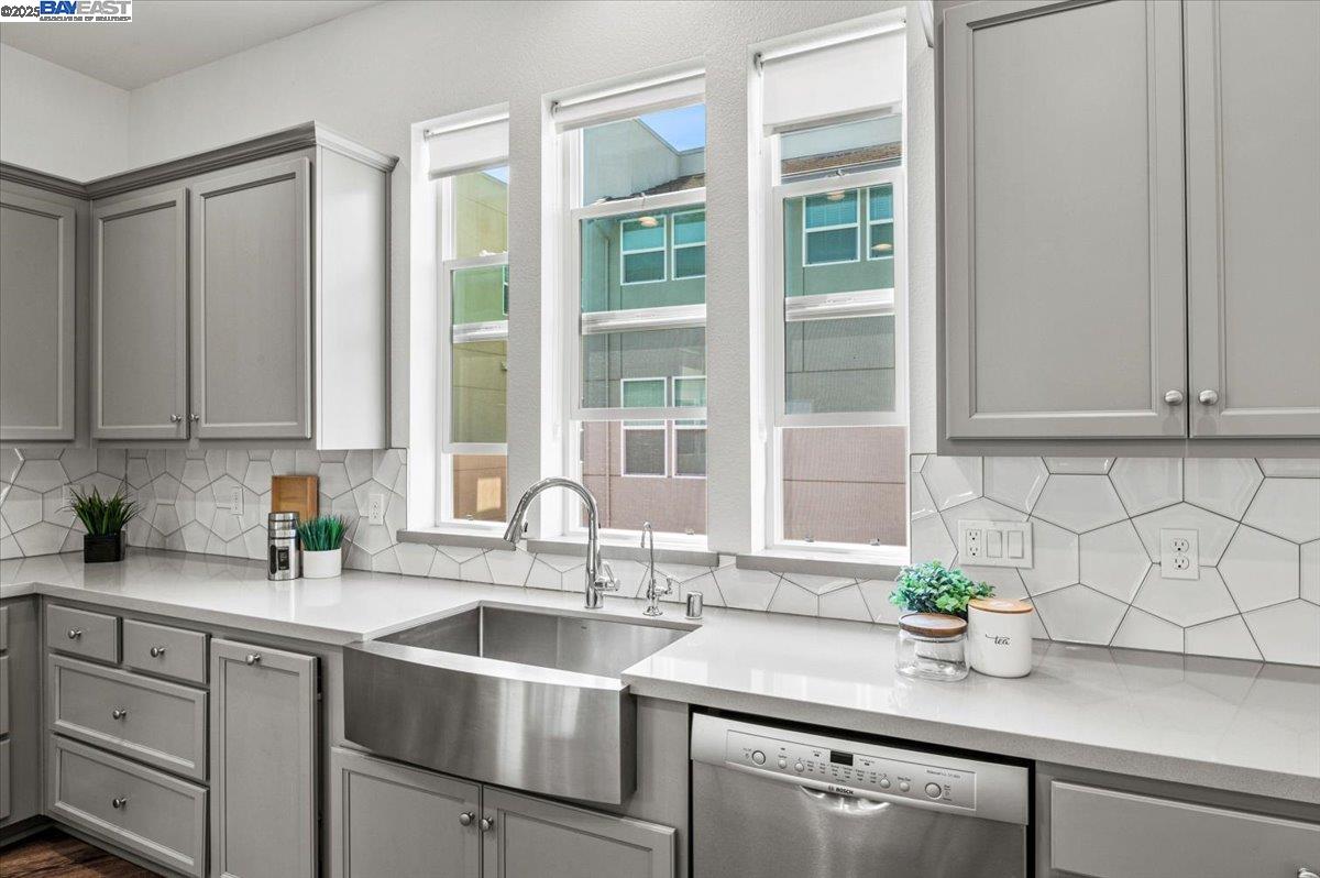 Detail Gallery Image 20 of 60 For 5892 Nugget Way, Dublin,  CA 94568-7145 - 4 Beds | 3/1 Baths