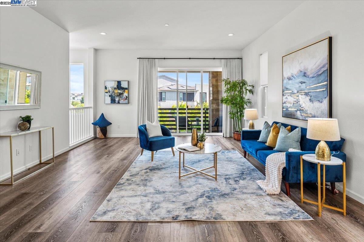 Detail Gallery Image 9 of 60 For 5892 Nugget Way, Dublin,  CA 94568-7145 - 4 Beds | 3/1 Baths