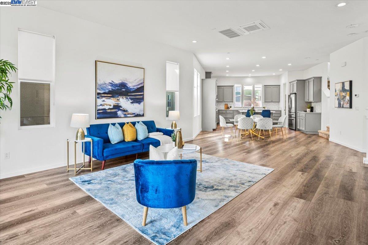 Detail Gallery Image 10 of 60 For 5892 Nugget Way, Dublin,  CA 94568-7145 - 4 Beds | 3/1 Baths