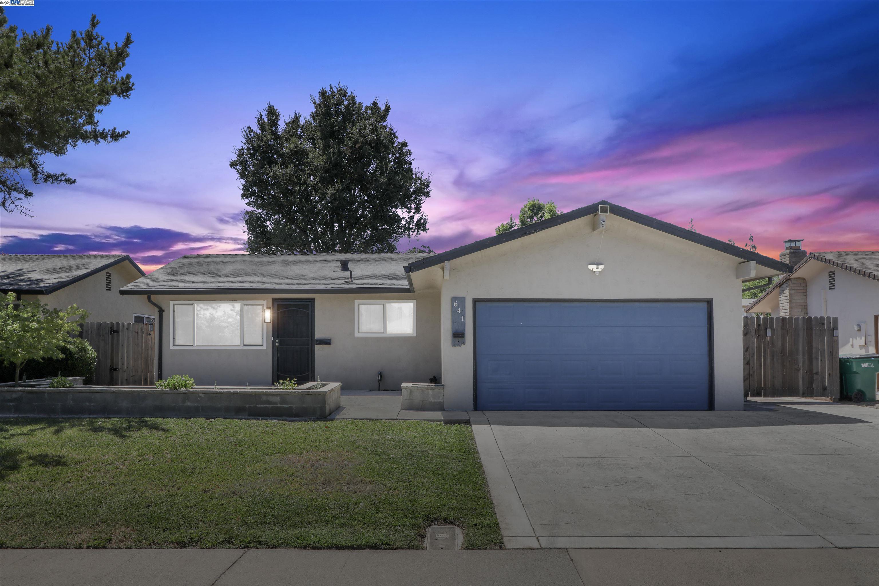 Detail Gallery Image 1 of 25 For 641 Tahoe Dr, Lodi,  CA 95242 - 3 Beds | 2 Baths
