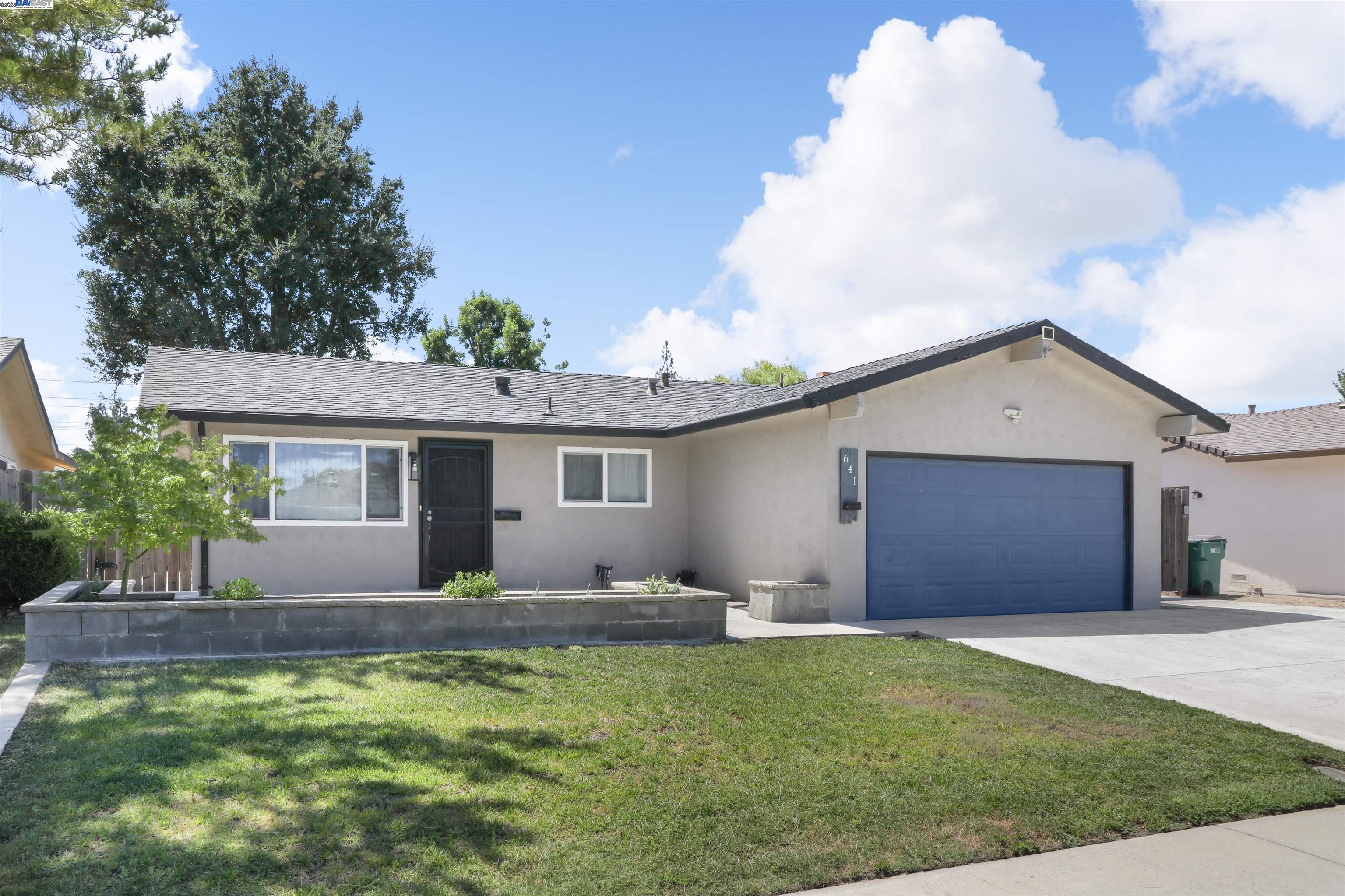 Detail Gallery Image 2 of 25 For 641 Tahoe Dr, Lodi,  CA 95242 - 3 Beds | 2 Baths