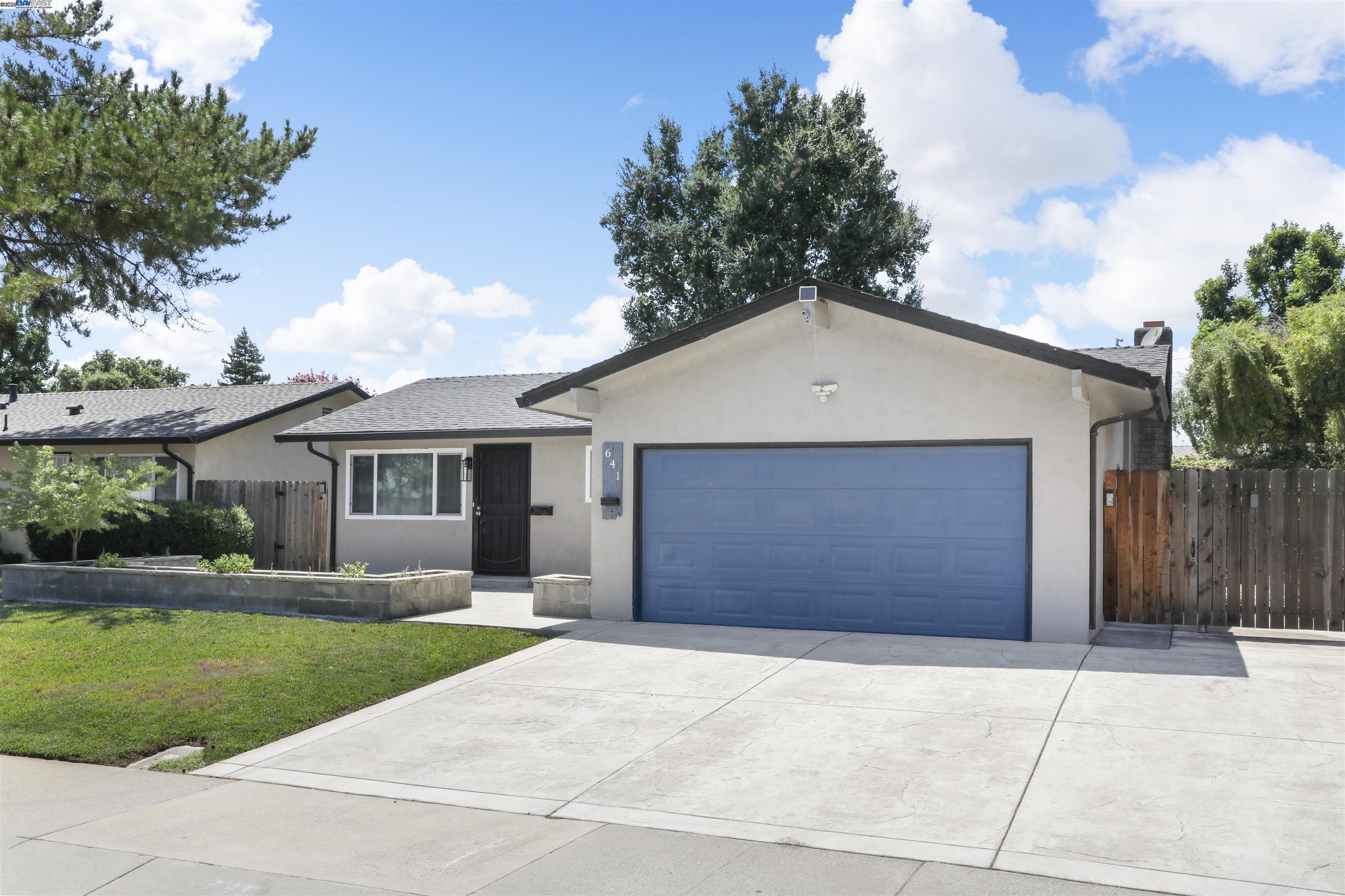 Detail Gallery Image 3 of 25 For 641 Tahoe Dr, Lodi,  CA 95242 - 3 Beds | 2 Baths
