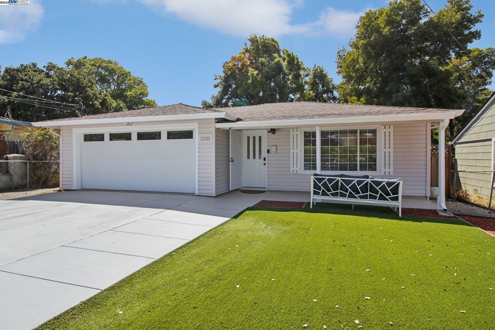 Detail Gallery Image 2 of 35 For 2235 Menalto Avenue, East Palo Alto,  CA 94303 - 4 Beds | 2 Baths