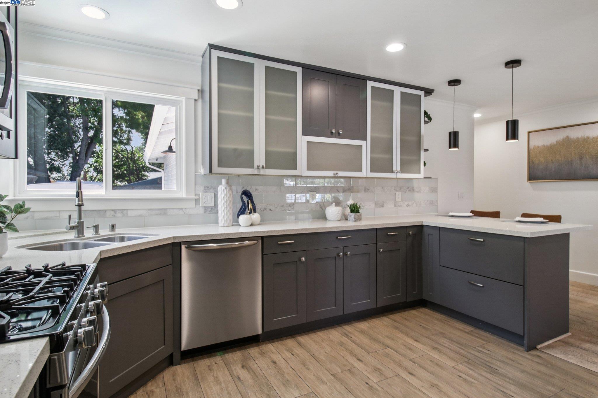 Detail Gallery Image 12 of 35 For 2235 Menalto Avenue, East Palo Alto,  CA 94303 - 4 Beds | 2 Baths