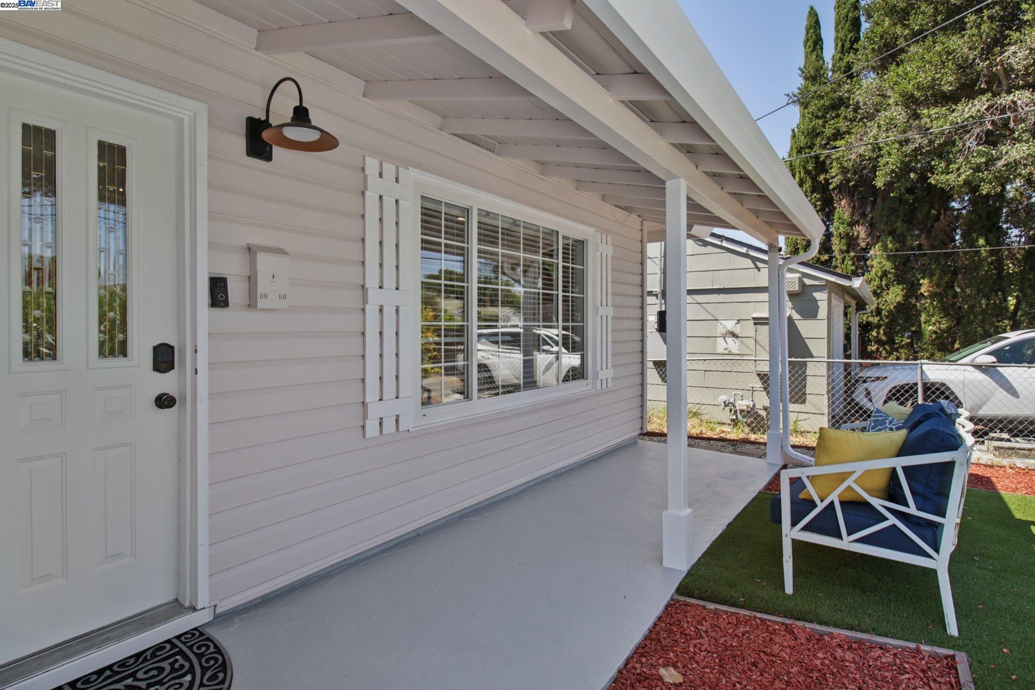 Detail Gallery Image 4 of 35 For 2235 Menalto Avenue, East Palo Alto,  CA 94303 - 4 Beds | 2 Baths