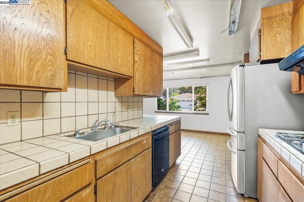 Detail Gallery Image 2 of 19 For 36155 Larch Way, Fremont,  CA 94536 - 3 Beds | 2 Baths