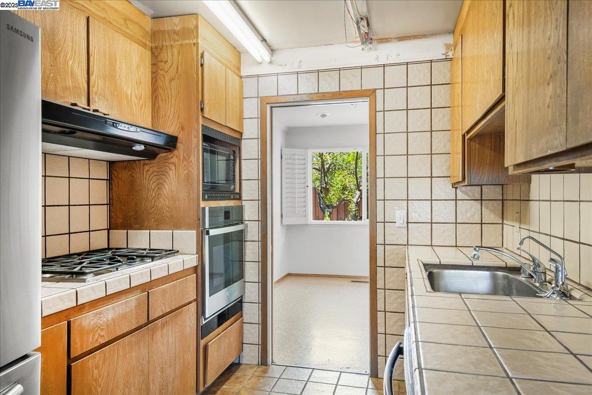 Detail Gallery Image 3 of 19 For 36155 Larch Way, Fremont,  CA 94536 - 3 Beds | 2 Baths