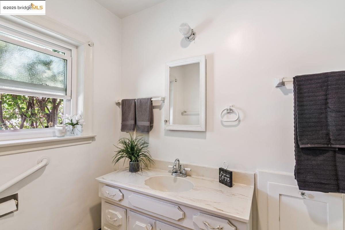 Detail Gallery Image 17 of 29 For 209 W 7th Street, Antioch,  CA 94509-1745 - 2 Beds | 1 Baths