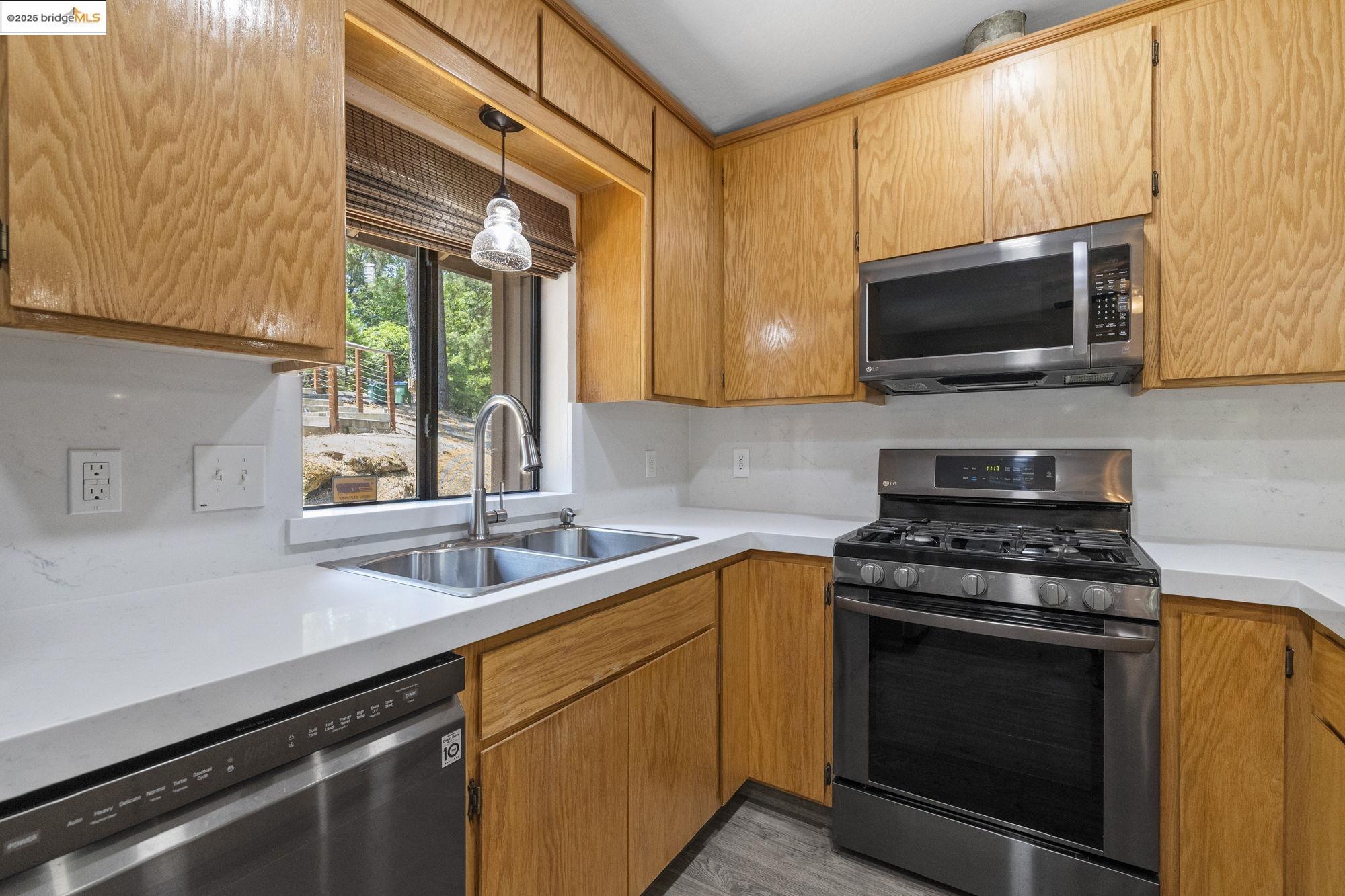 Detail Gallery Image 10 of 38 For 21488 American River Drive, Sonora,  CA 95370 - 3 Beds | 2 Baths