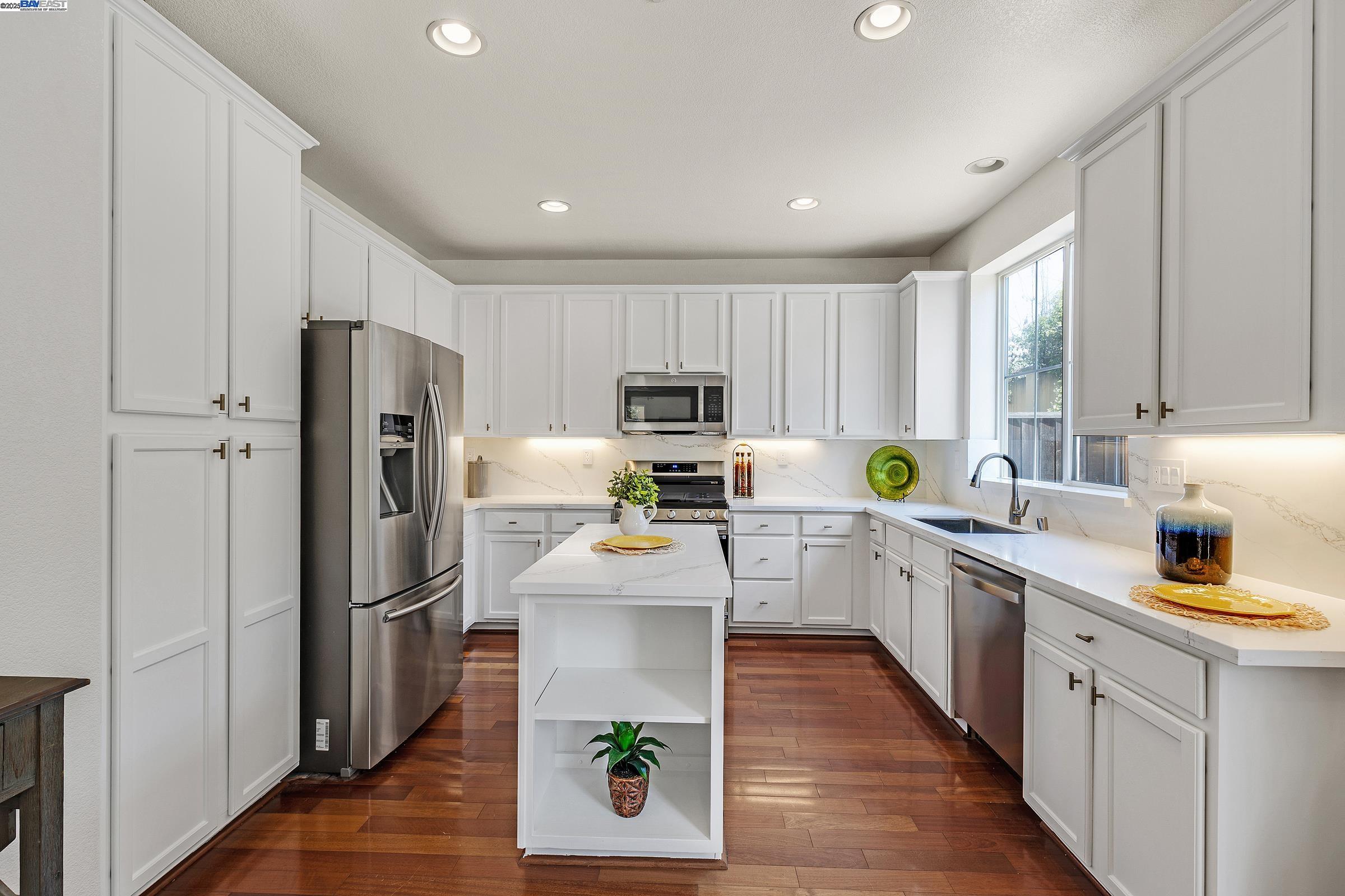 Detail Gallery Image 12 of 42 For 34906 Herringbone Ct, Union City,  CA 94587 - 4 Beds | 2/1 Baths