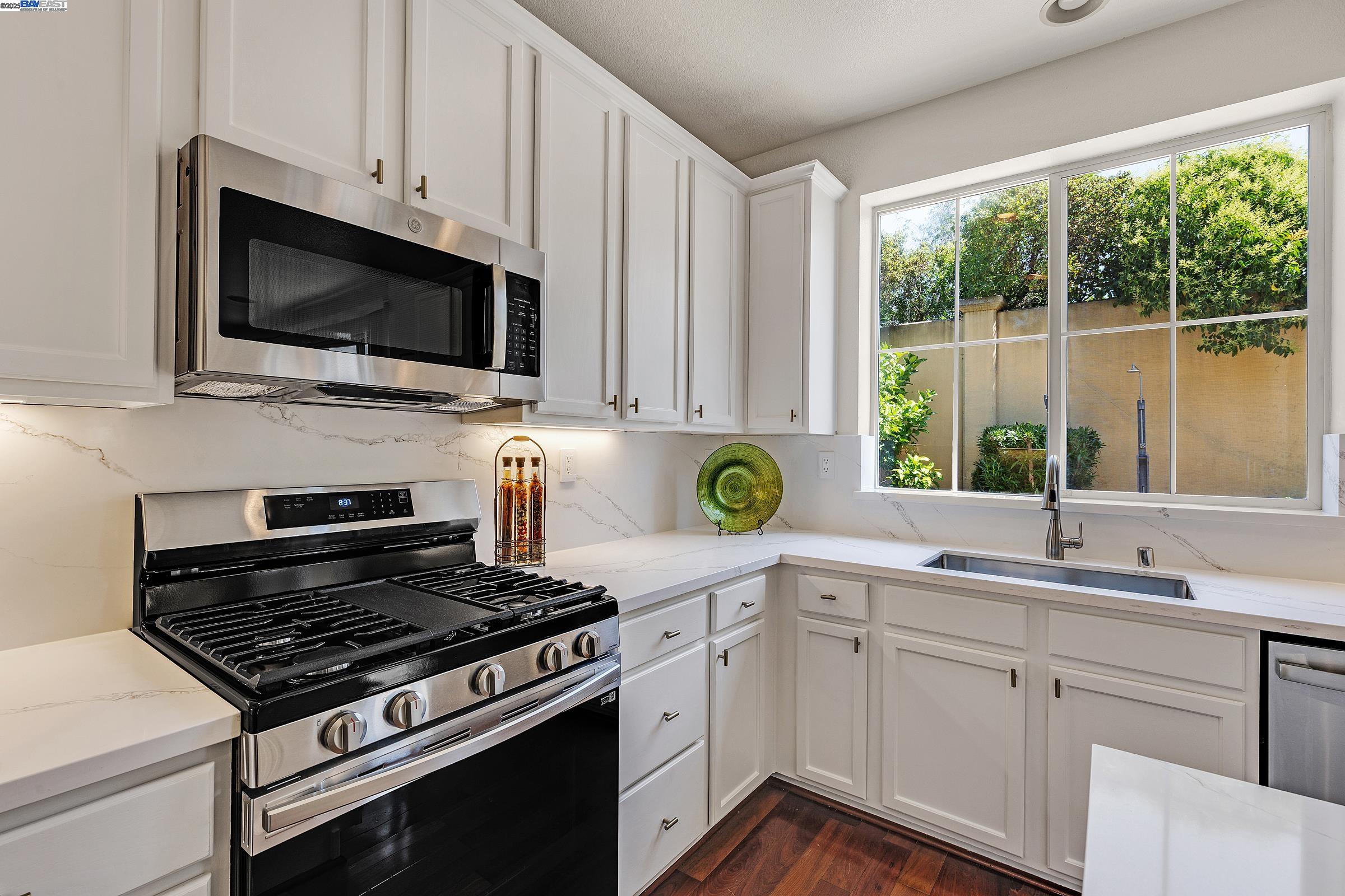 Detail Gallery Image 13 of 42 For 34906 Herringbone Ct, Union City,  CA 94587 - 4 Beds | 2/1 Baths