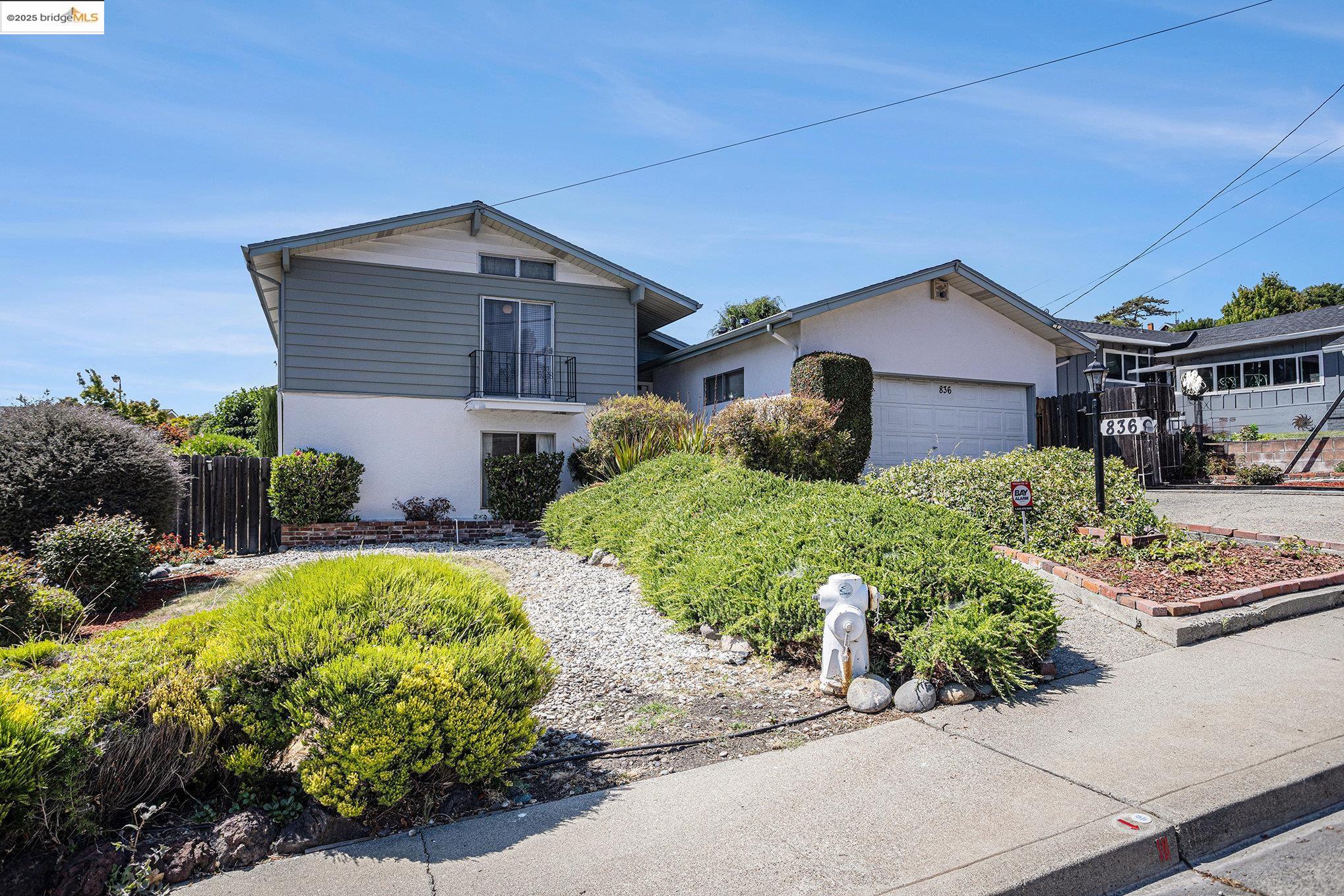 Detail Gallery Image 2 of 37 For 836 Hawthorne Dr, Rodeo,  CA 94572 - 4 Beds | 2/1 Baths