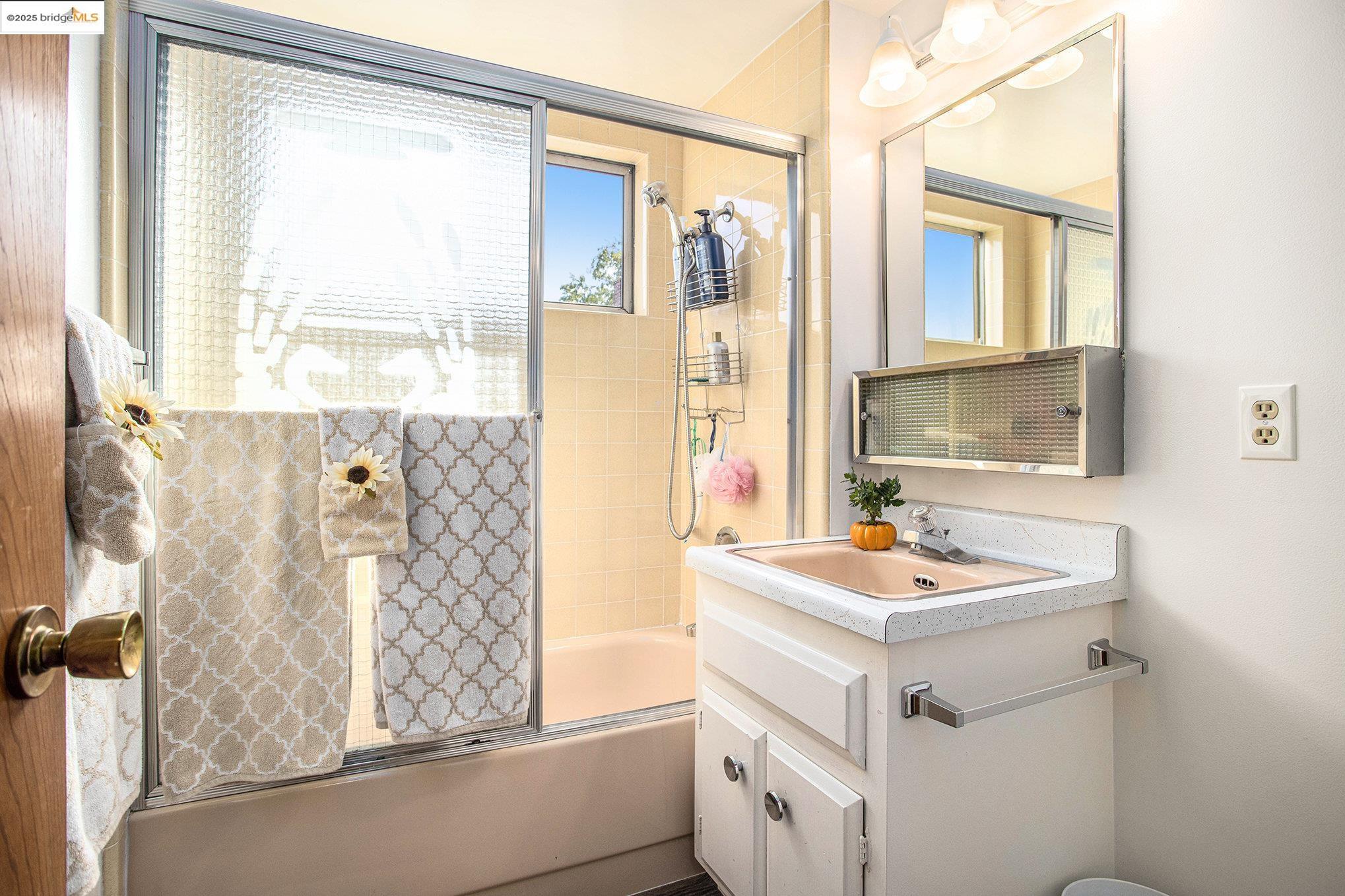 Detail Gallery Image 19 of 34 For 836 Hawthorne Dr, Rodeo,  CA 94572 - 4 Beds | 2/1 Baths