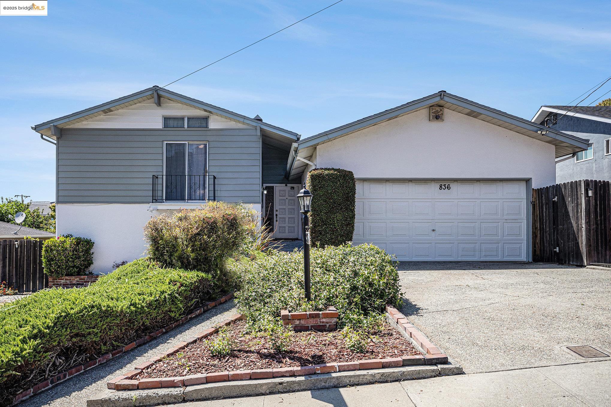 Detail Gallery Image 3 of 37 For 836 Hawthorne Dr, Rodeo,  CA 94572 - 4 Beds | 2/1 Baths